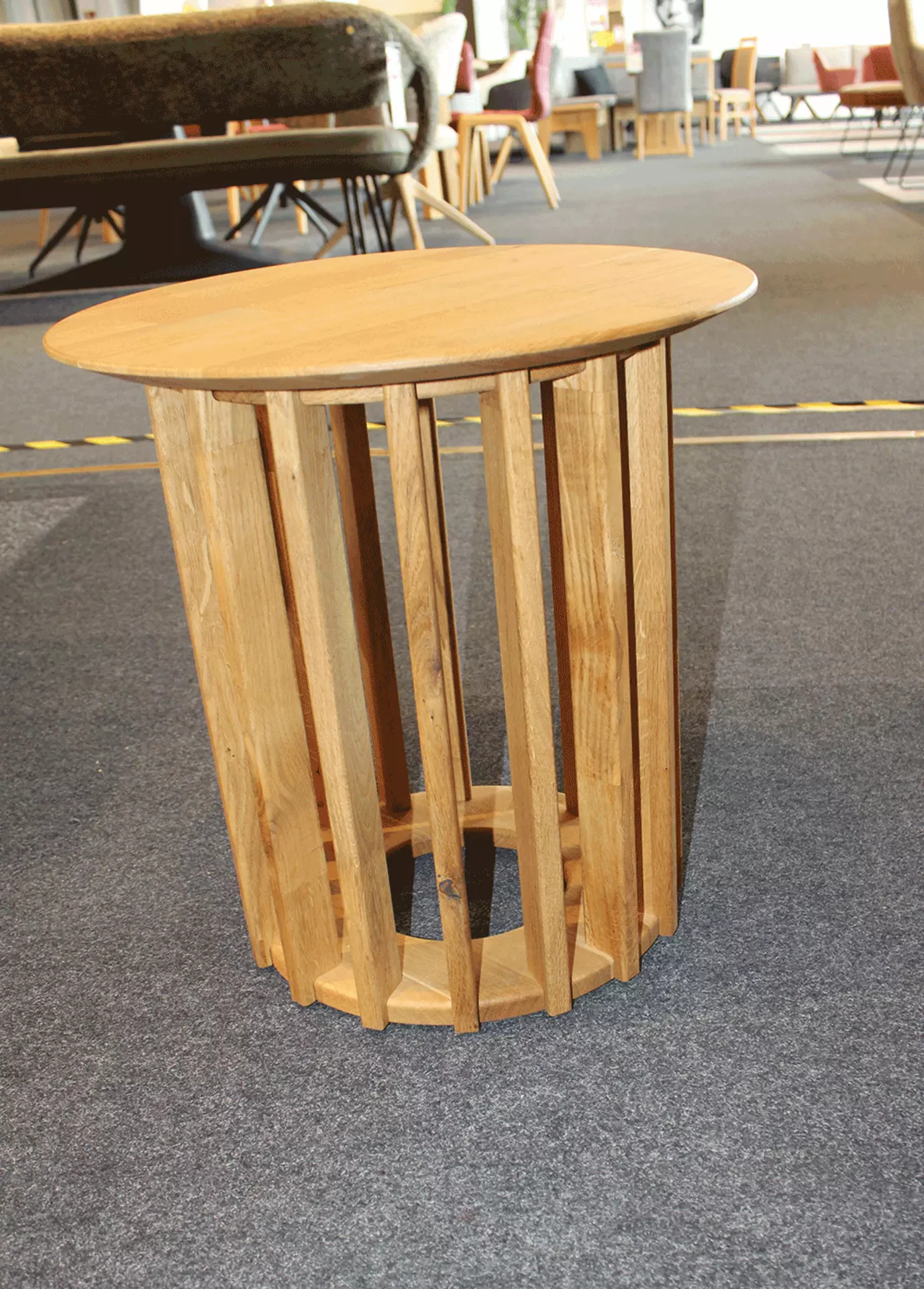 Couchtisch aus Eiche mit Lamellen Gestell