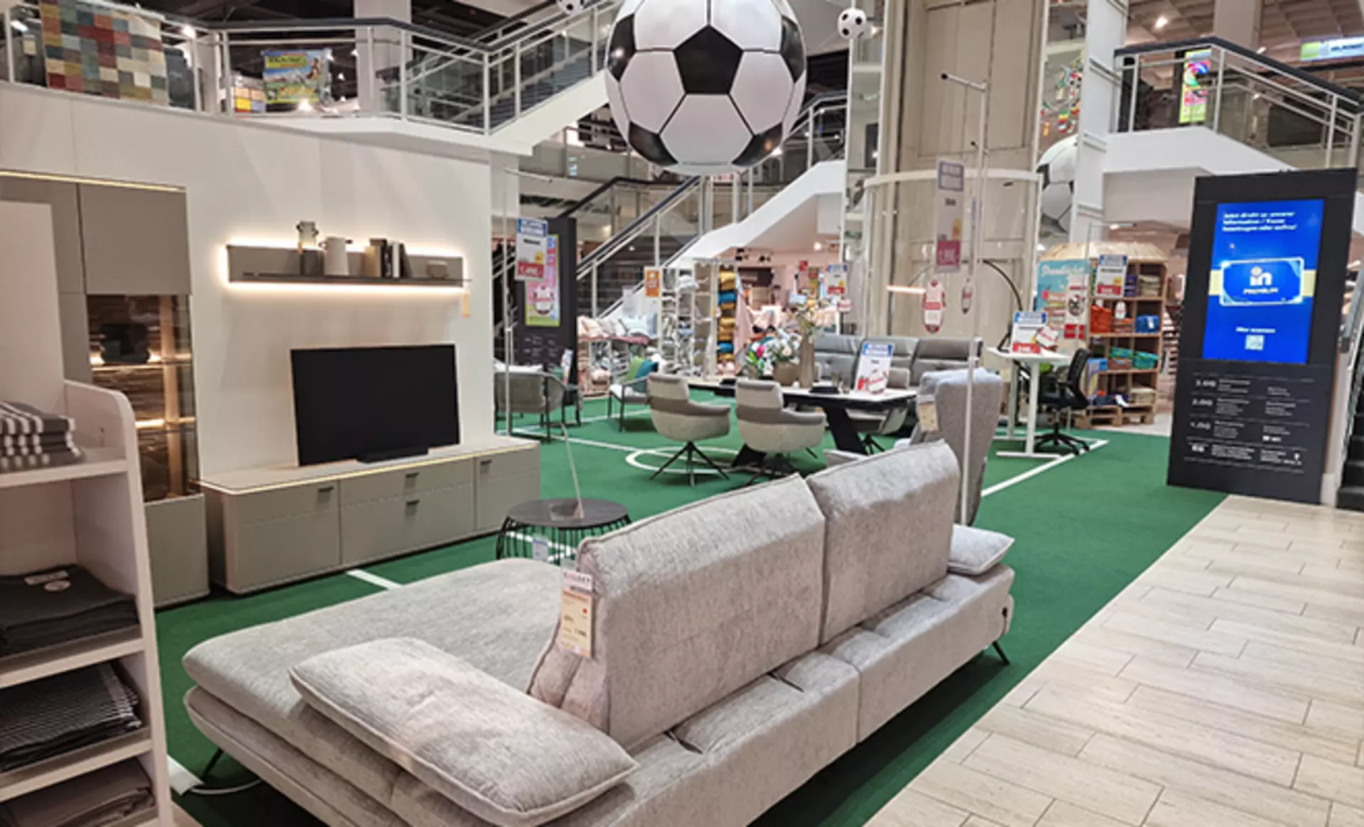 Bei Möbel Inhofer entdecken Sie echte WM Volltreffer direkt im Eingangsbereich auf unserem Aktions-Fußballfeld