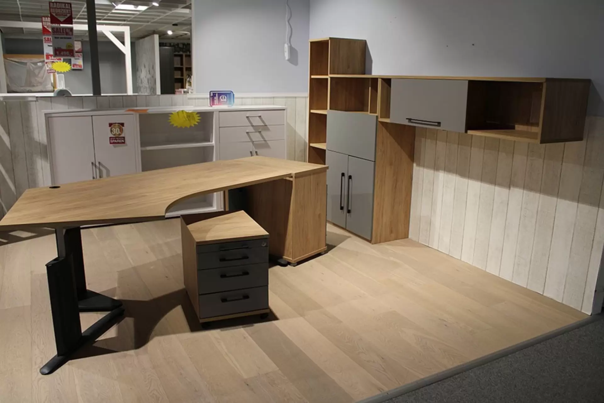 Schreibtsch eine kommode ein Regal mit Türen aus Holz