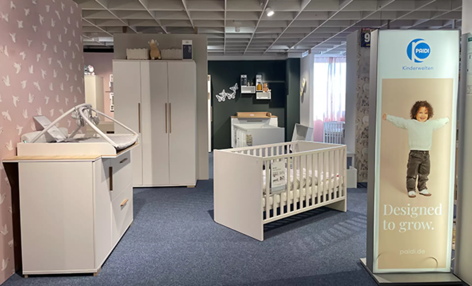 Babyzimmer in weiß mit Wickelkommode