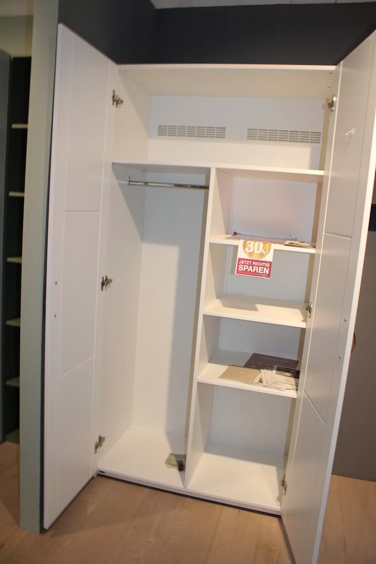Kleiderschrank in weiß von Lifetime Kidrooms mit offenen Türen