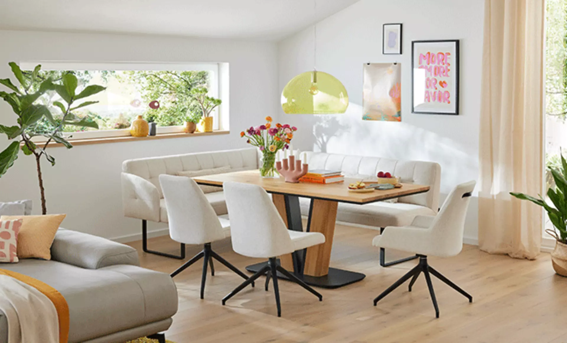 Middlemalistisch gestalteter Essbereich mit frühlingsinspirierter Dekoration.