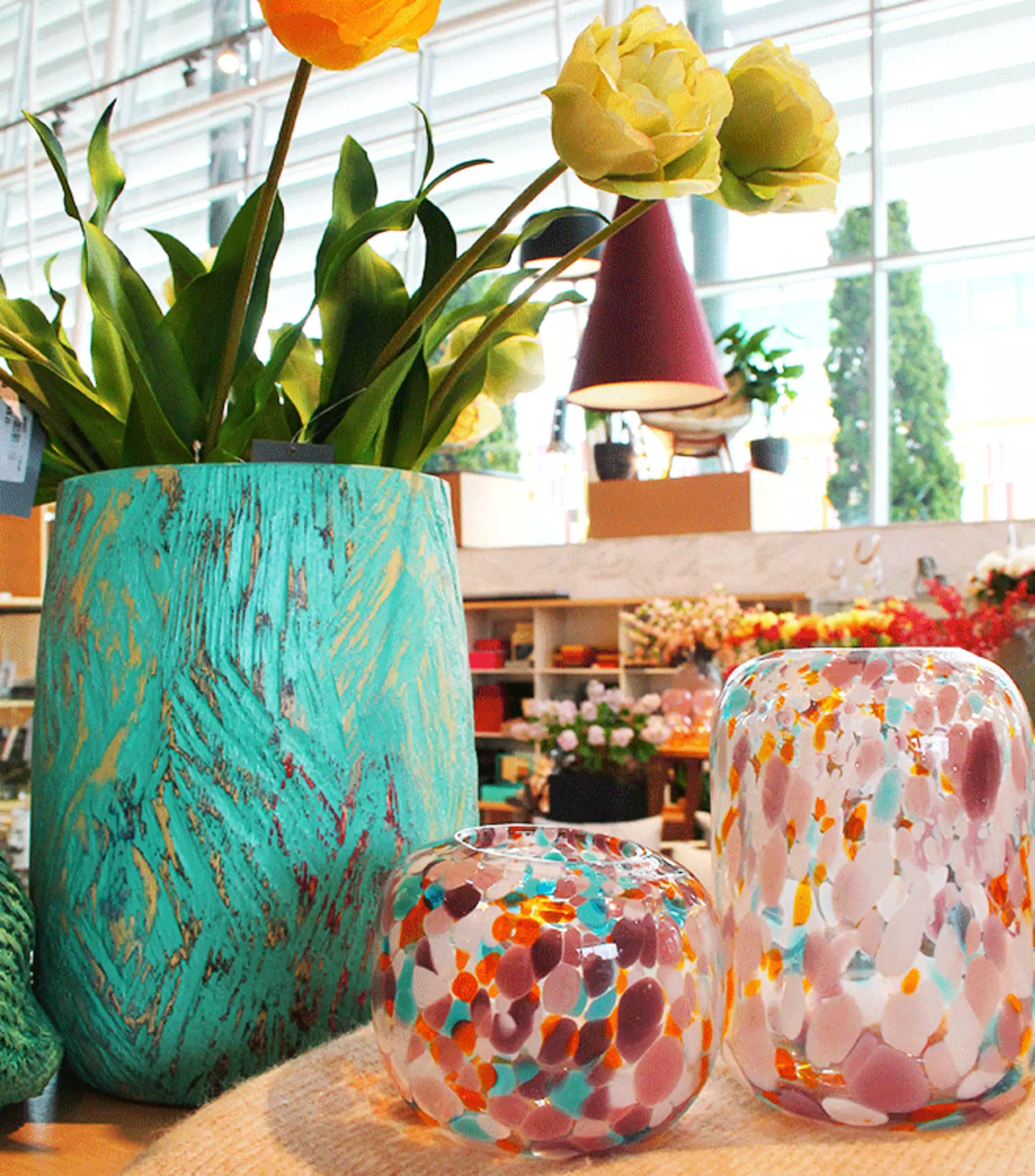 Bunte Vasen und Kunstblumen in außergewöhnlicher Qualität