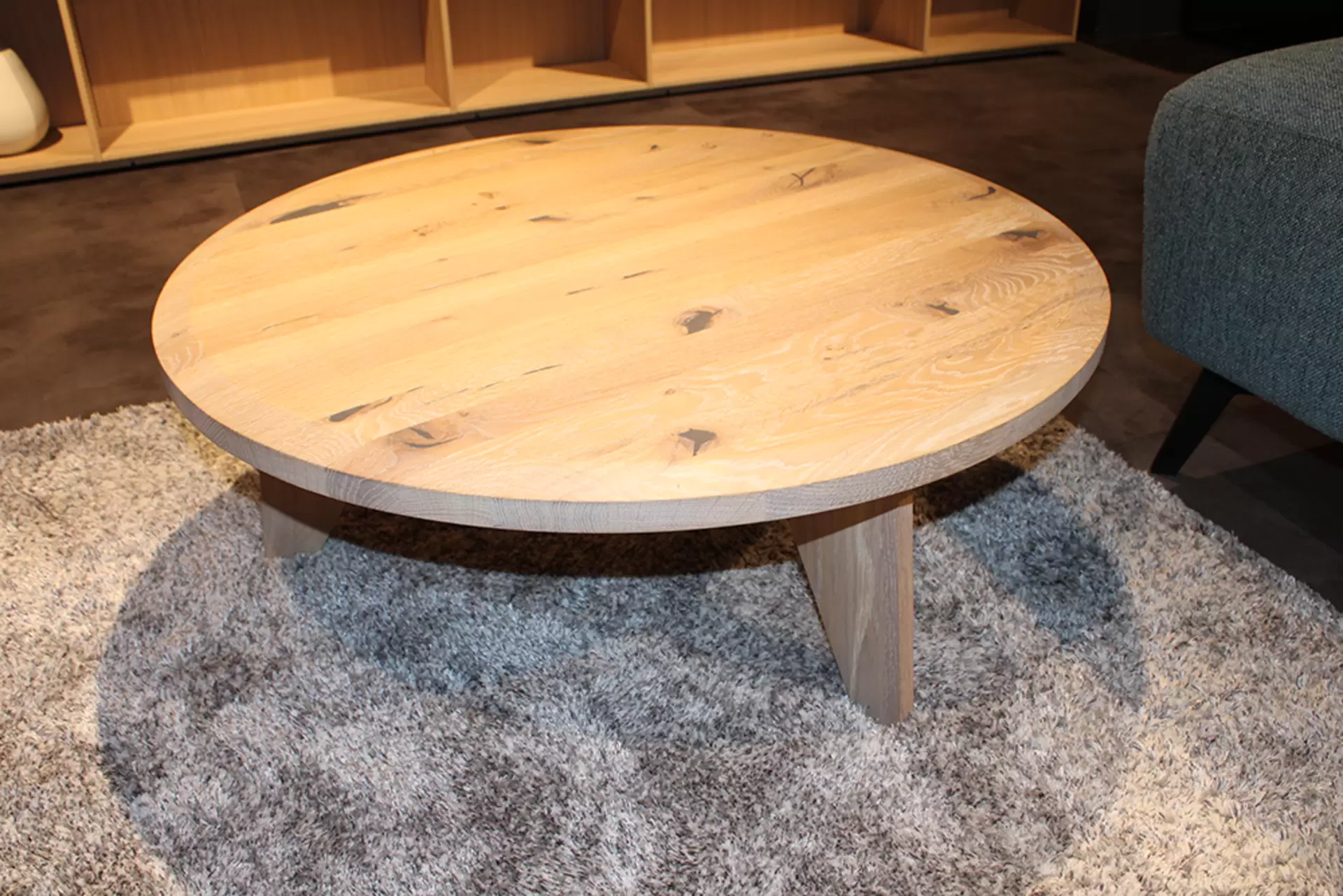 Der Couchtisch UR von Team 7 aus massiver Eiche rund