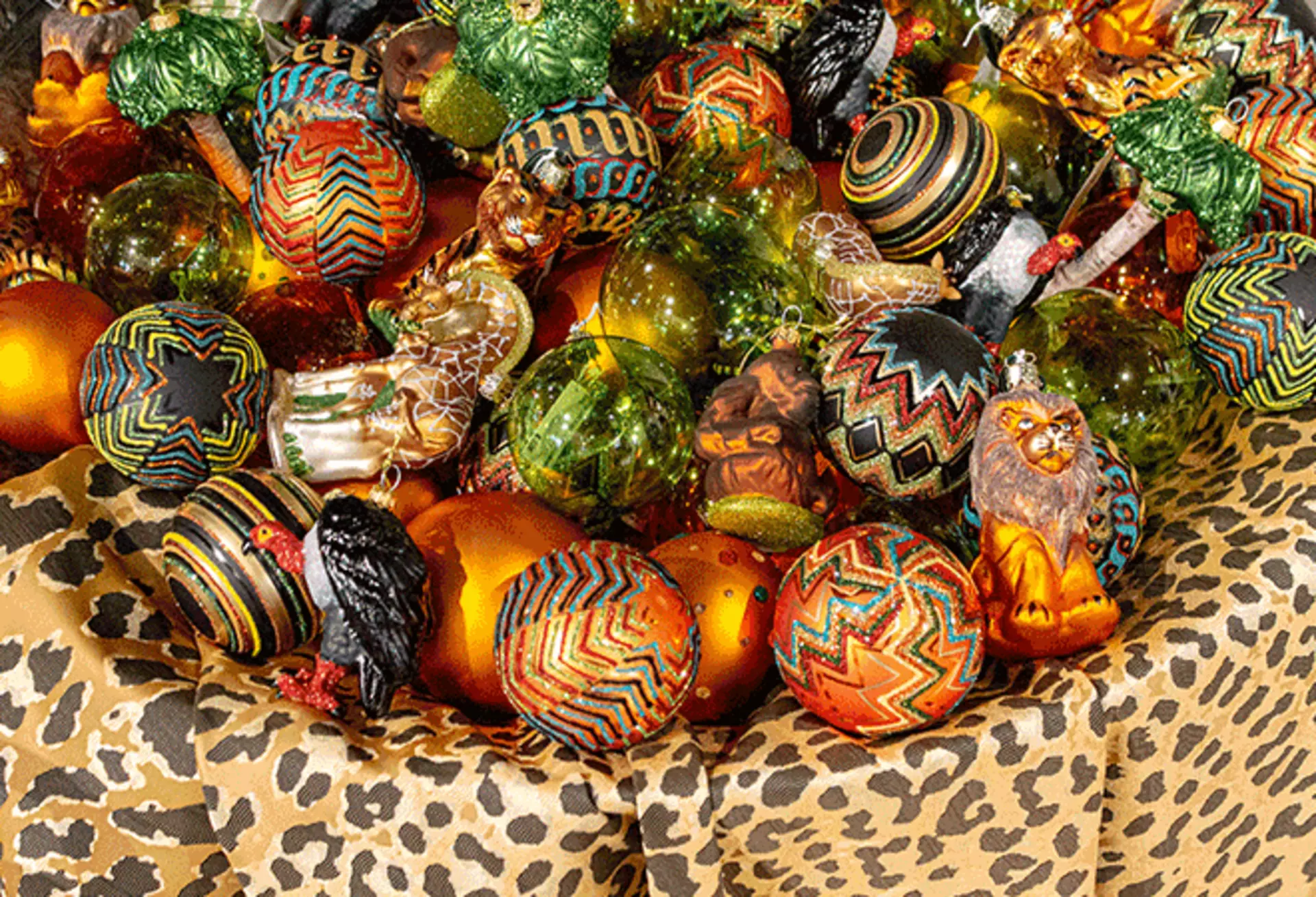 Bunte Christbaumkugeln in modernen Farben