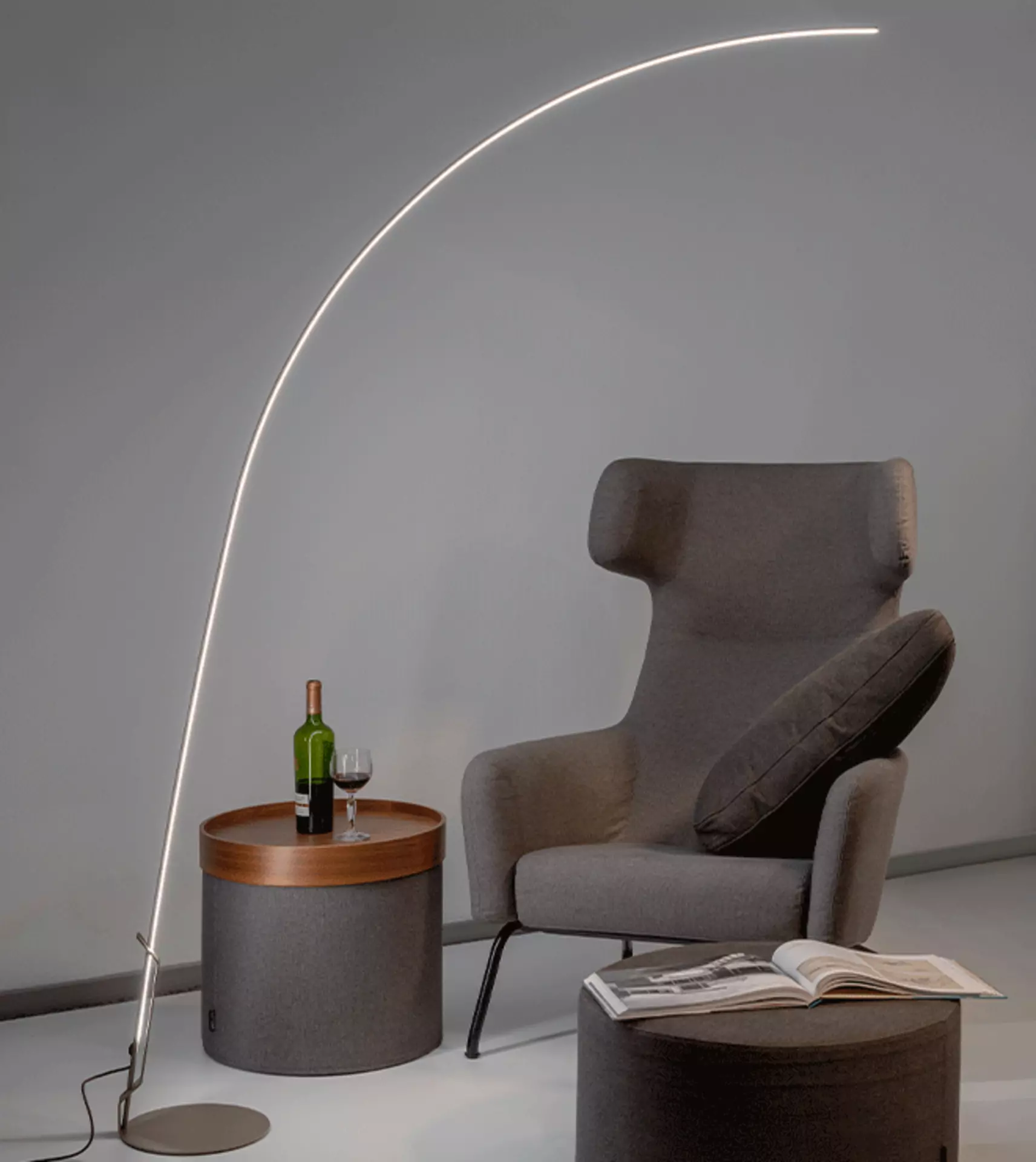 Die Stehleuchte LightPinCurve von LichtRaumFunktion