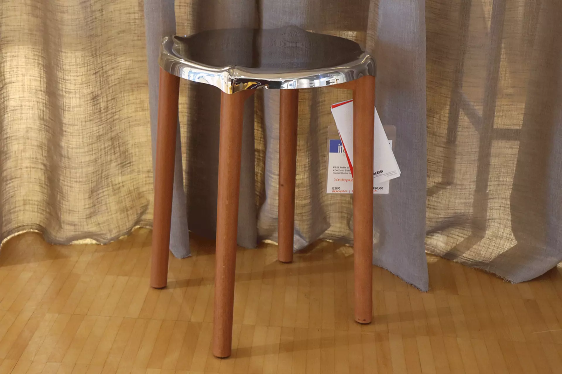 Der Poele Hocker Low in der Totalen Ansicht
