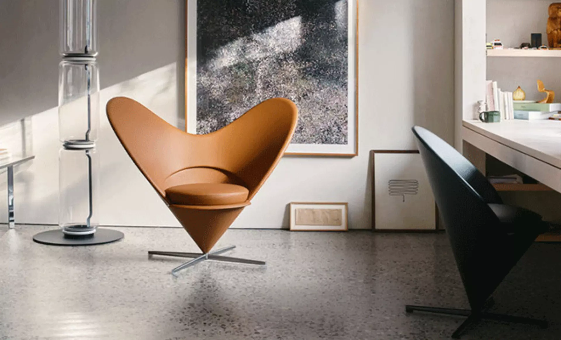 Herzliche Sitzikone: der Heart Cone Chair von Verner Panton in der Ausführung Leder Cognac