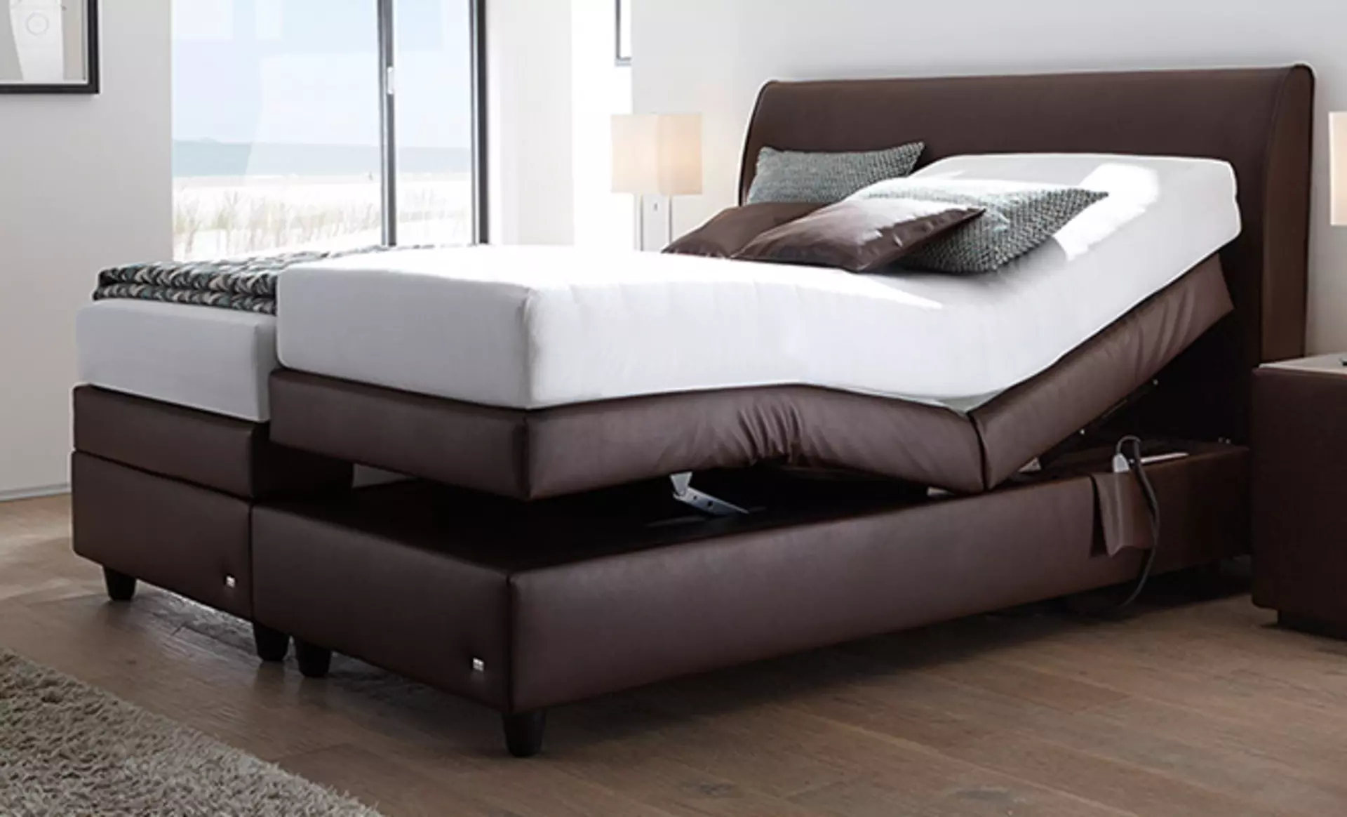 Doppelbett mit motorischer Verstellung der Liegeposition
