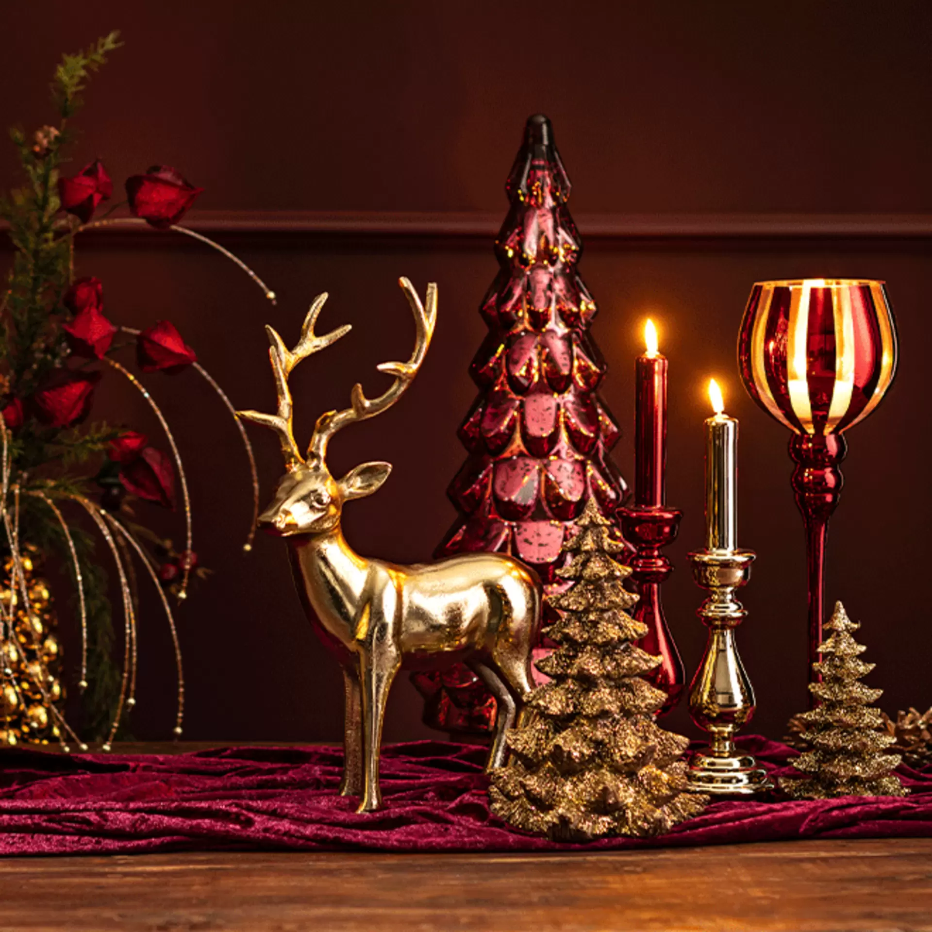 Edle Weihnachtsdeko in Rot und Gold mit dekorativem Hirsch und Kerzenständern