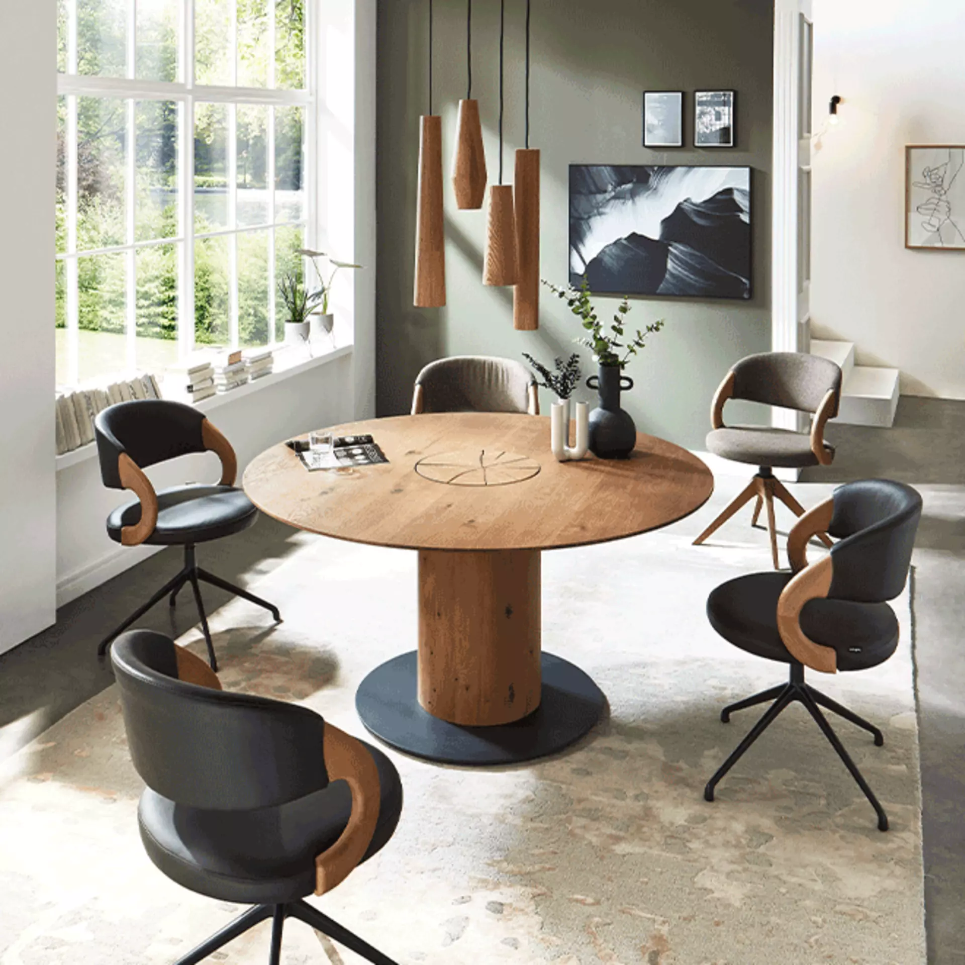 Esszimmer mit mehreren Lichtquellen