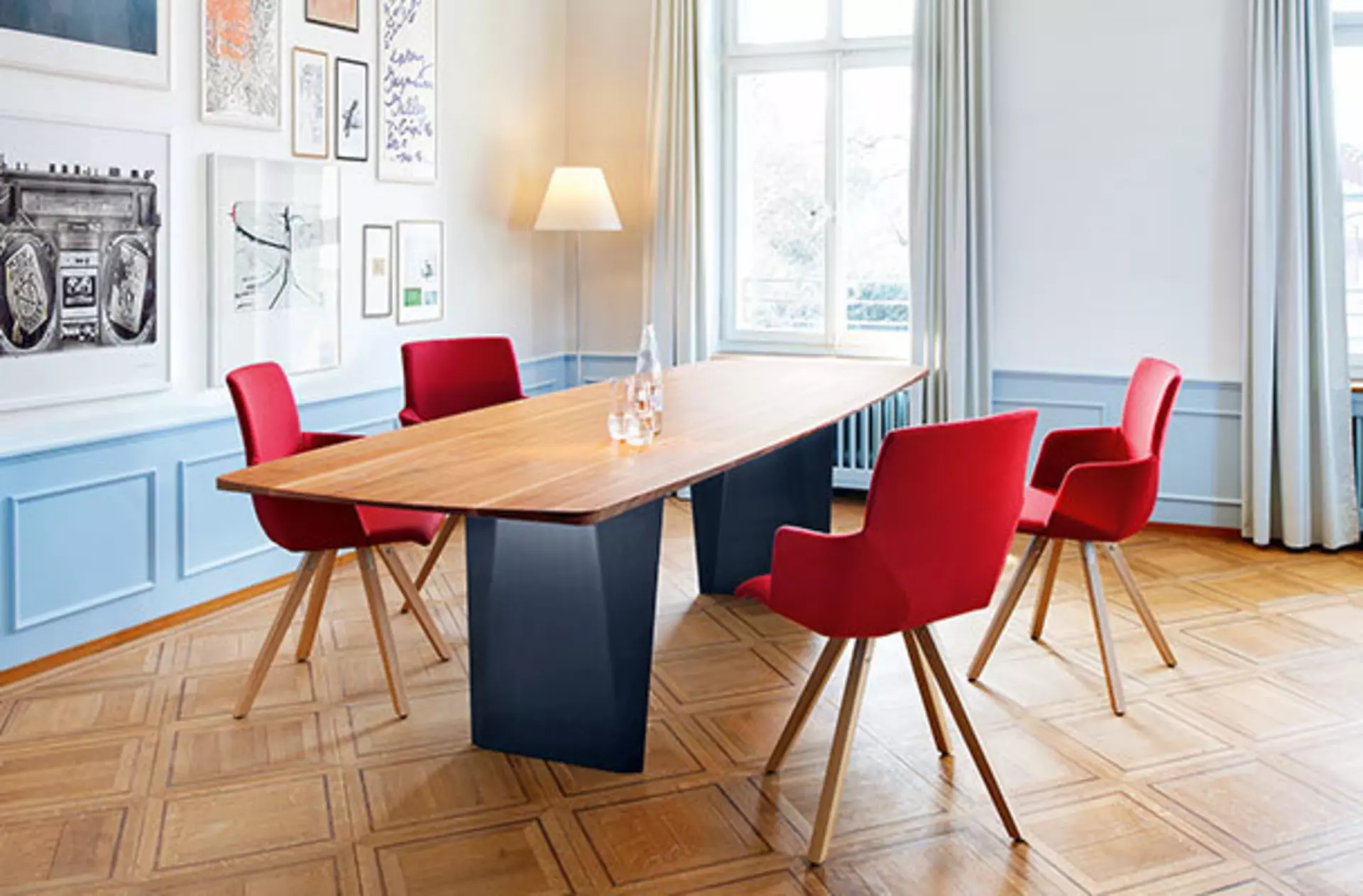 Design Esstisch mit 4 rot bezogenen Polsterstühlen
