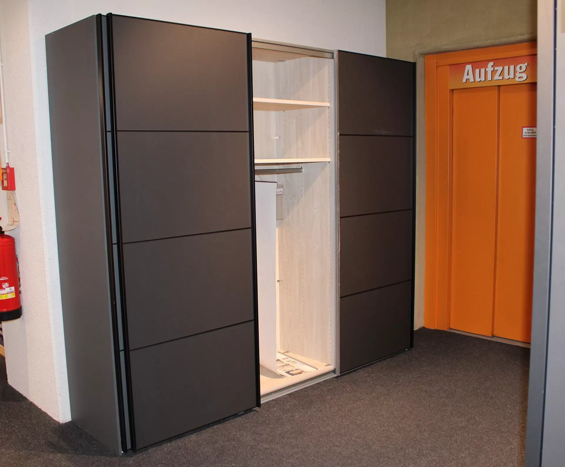 Schwebetürenschrank PHOENIX geöffnet Mitte