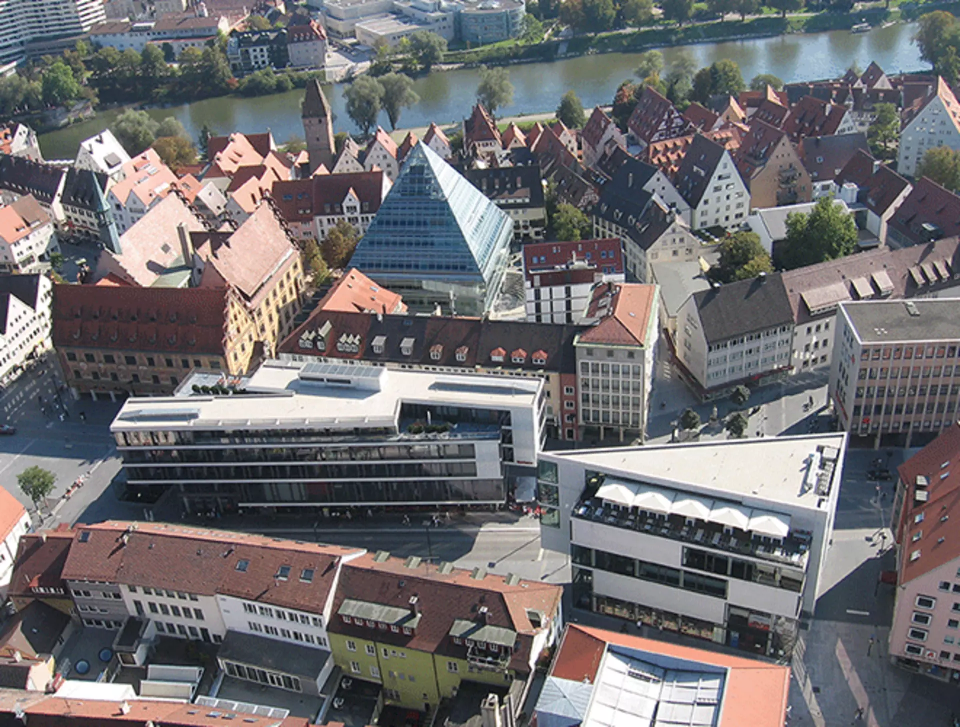 Die neue Mitte in Ulm von oben mit Münstertor, altem Rathaus und gläserner Stadtbücherei