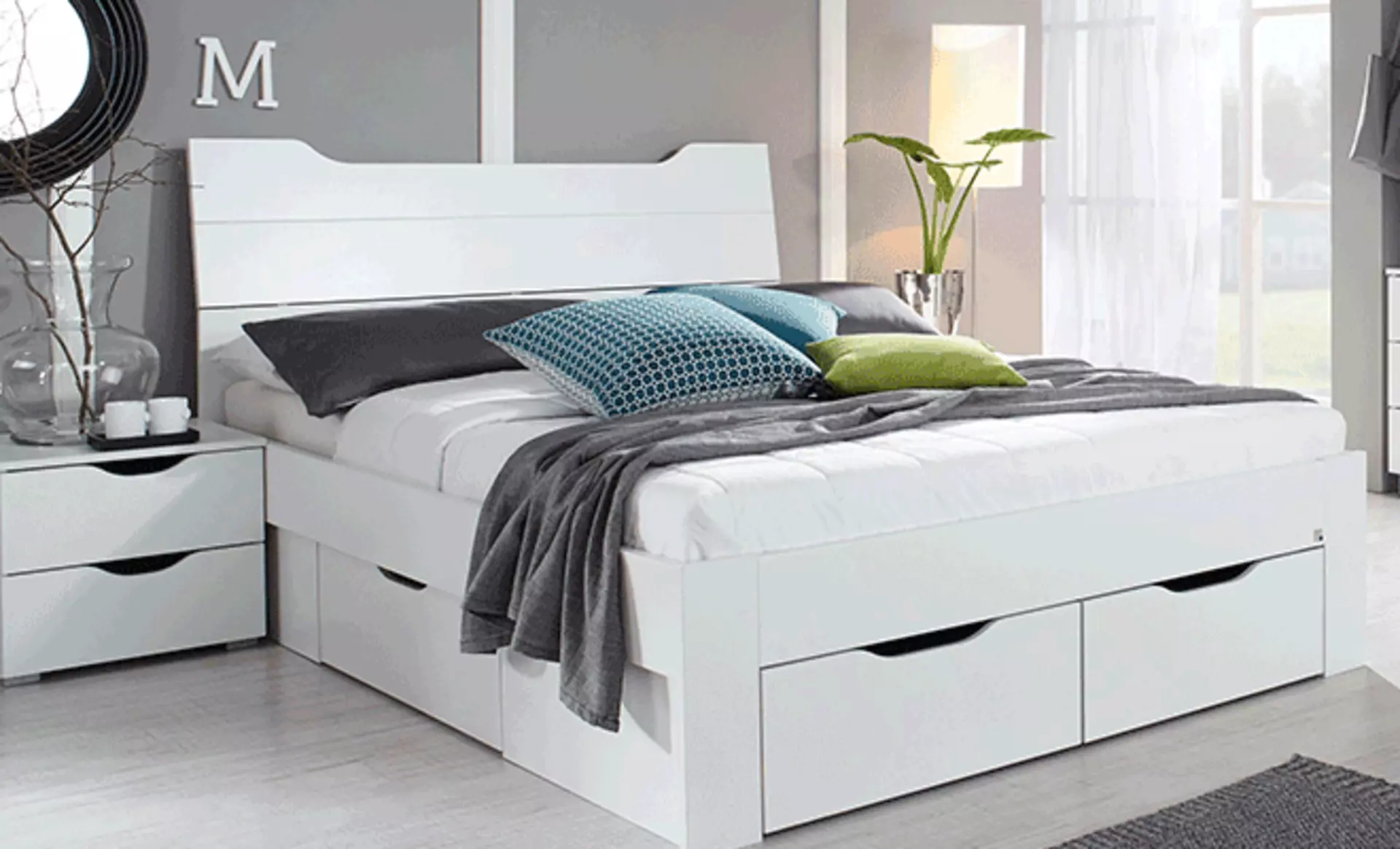 Weißes Bett in einem Schlafzimmer