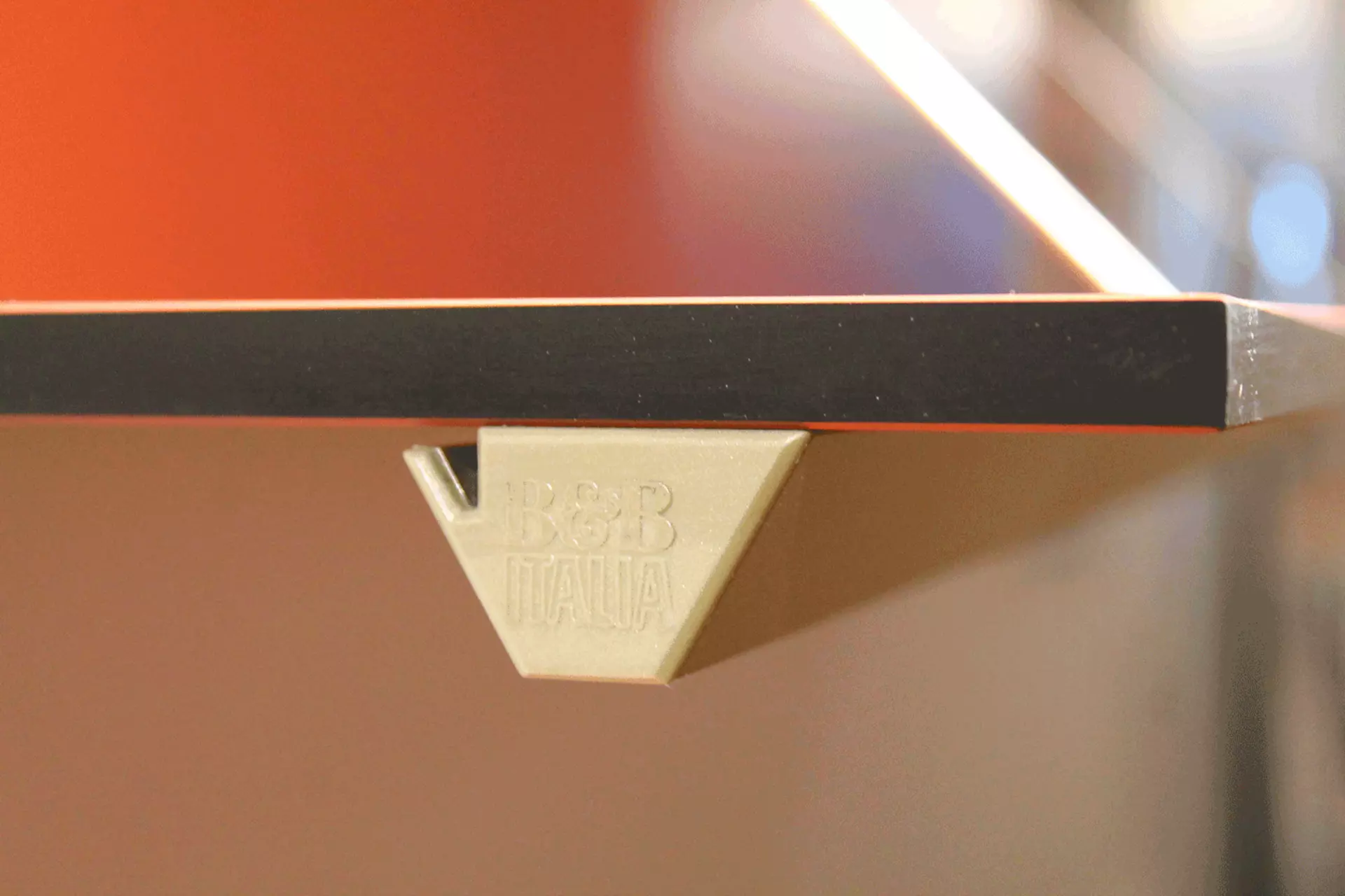 Schlichte Details am PAB Regalboden von B&B Italia