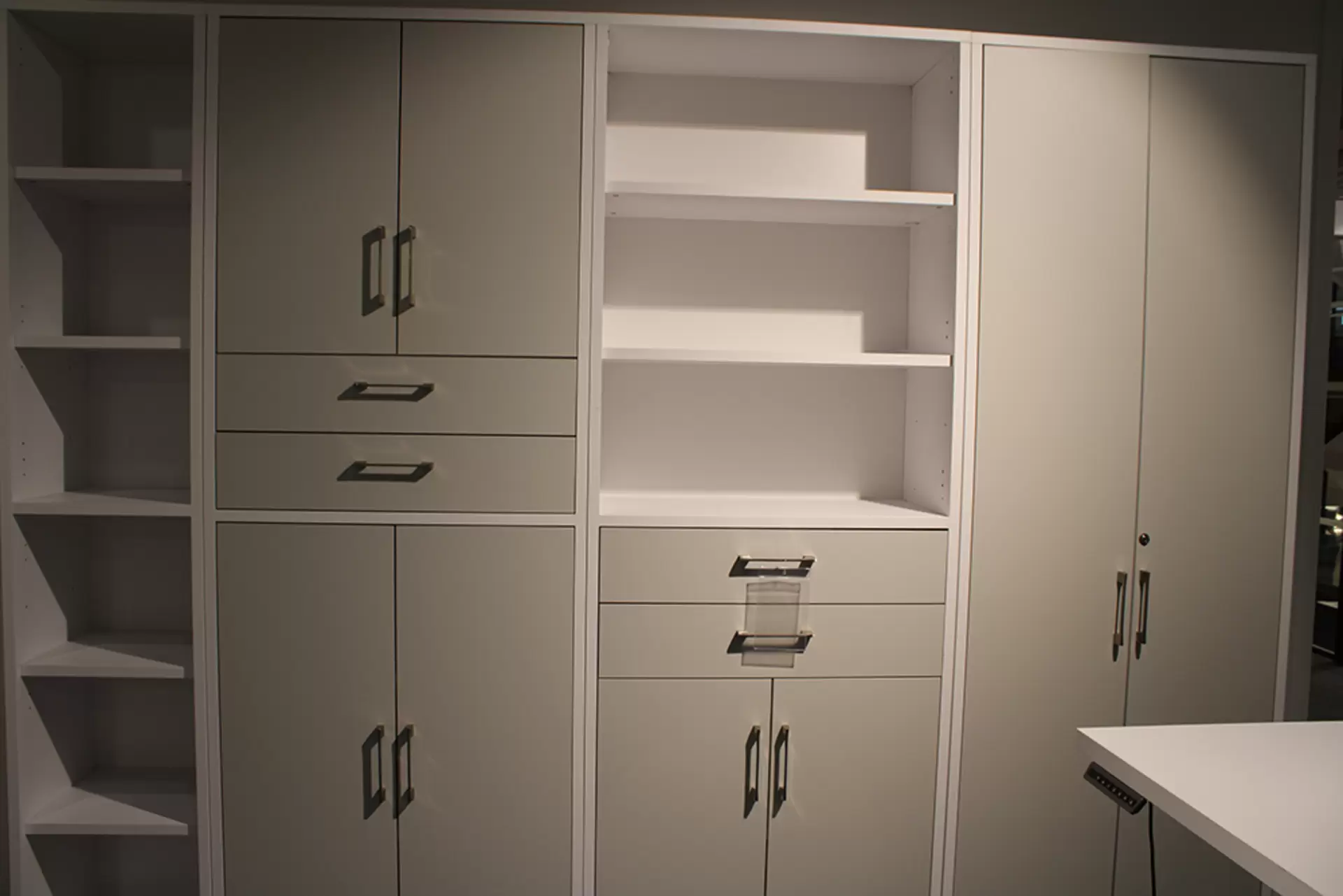 Das Büro VARY VITO von Mäusbacher in Kreidegrau