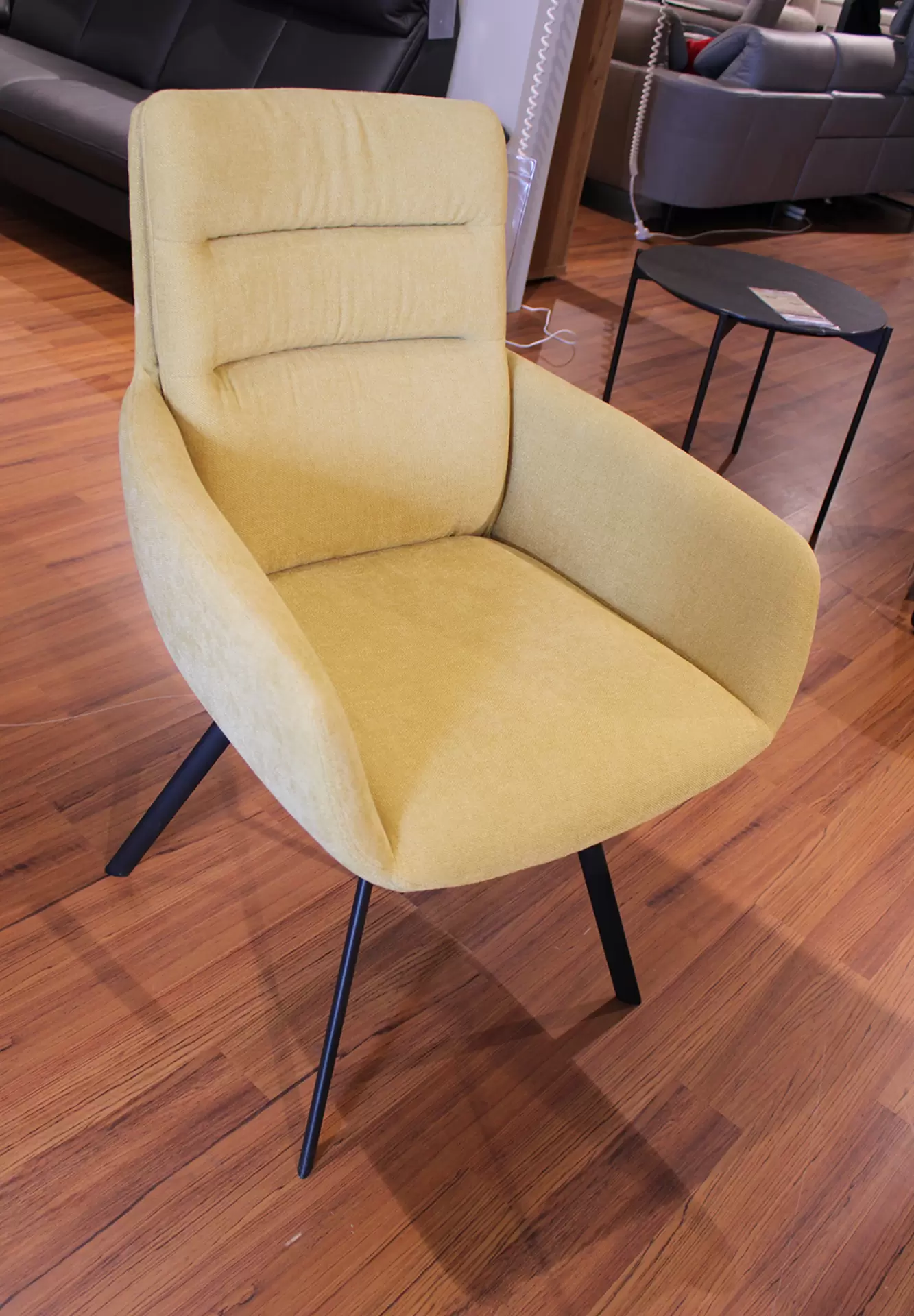 Das Stuhlset FELIA von Venjakob mit gelbem Stoff