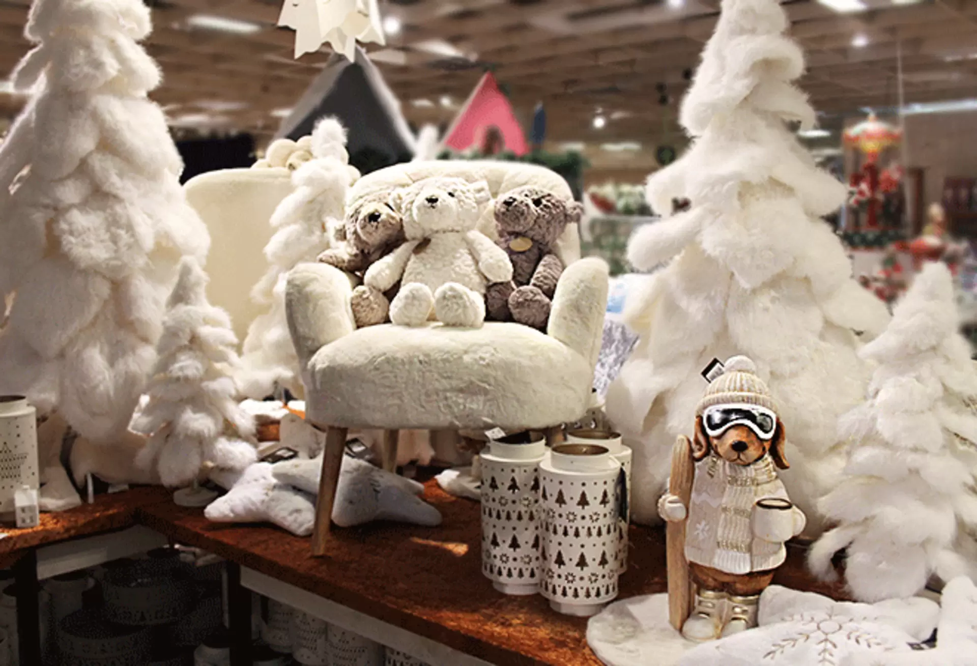 Winterliche Weihnachtsdekoration in Weiß mit Teddybären, plüschigen Tannenbäumen und Dekofiguren bei Möbel Inhofer