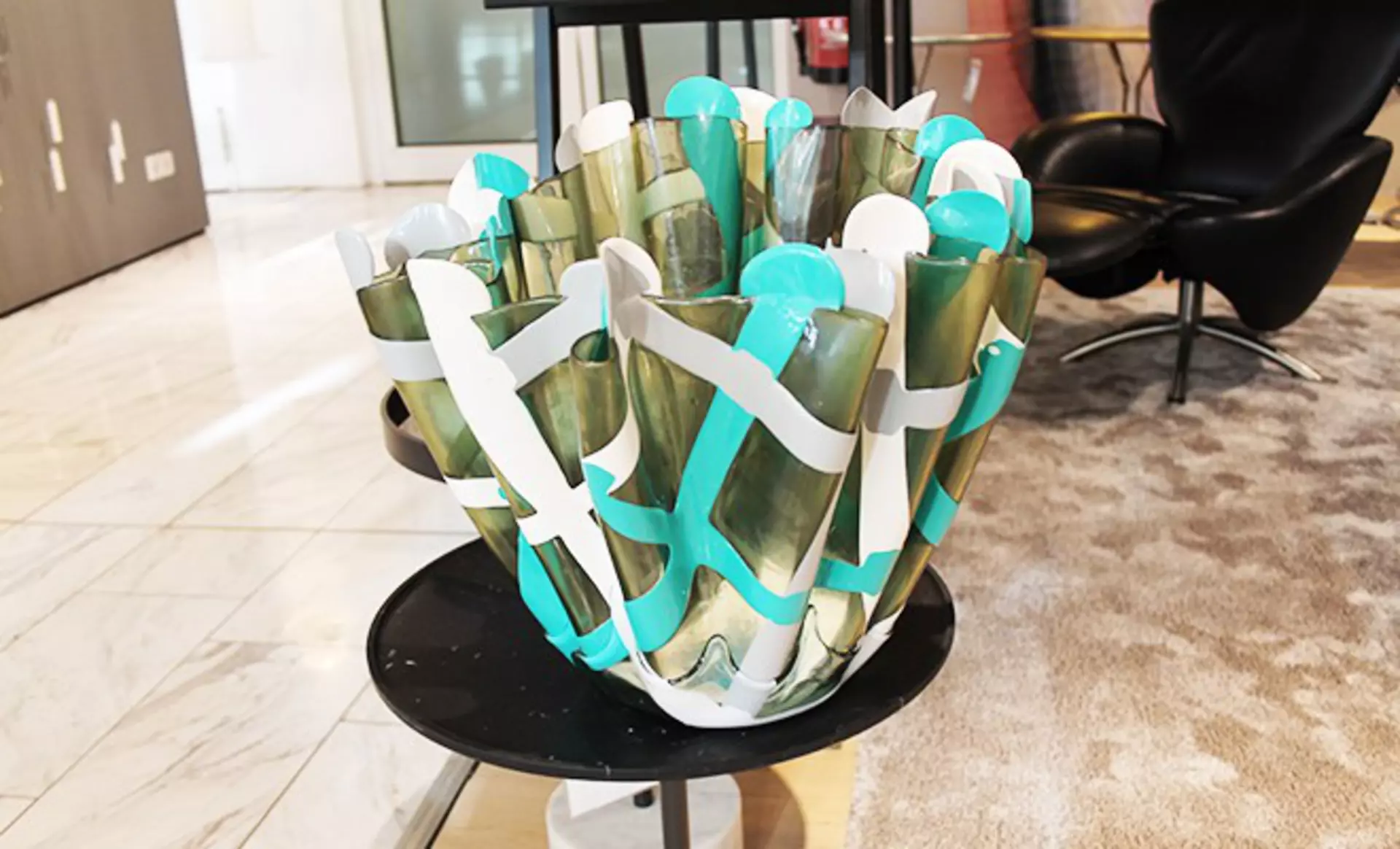 Kunstvolle Vase von Fish Design in der Ausstellung bei interni by inhofer