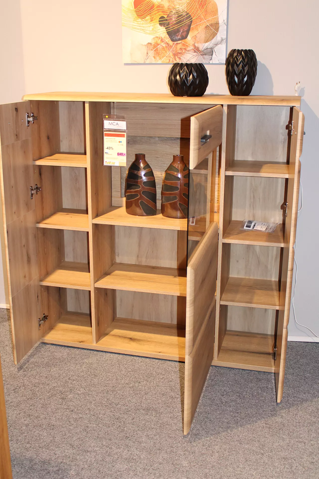 Highboard aus Eiche Melamin Nachbildung mit einer Türe Glas offen
