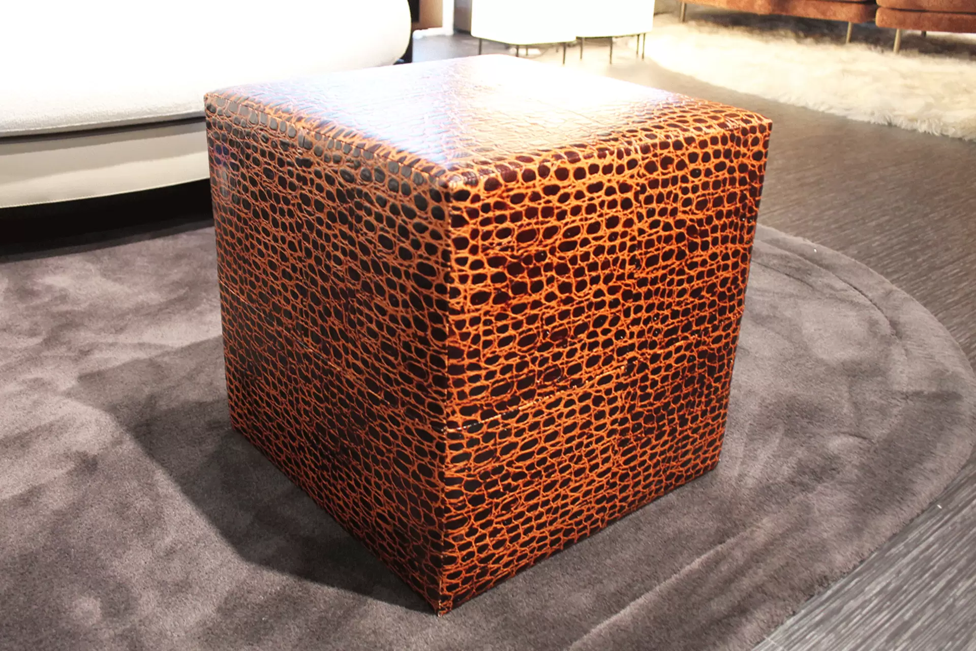 Der Villon Cubo Hocker von Minotti in der Gesamtansicht