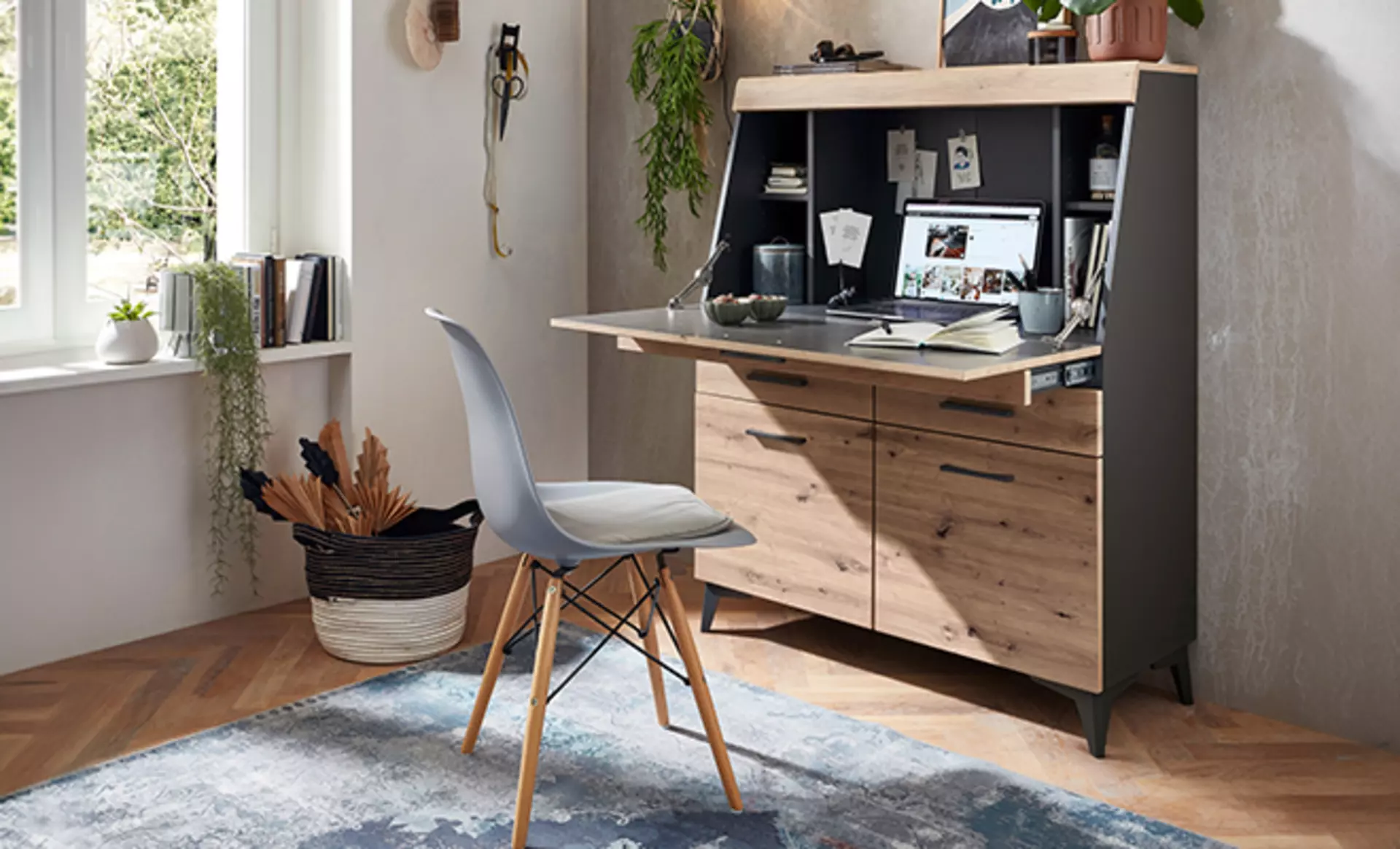 Der Innostyle Sekretär Secret in Nussbaumoptik mit Anthrazitfarbenen Seiten