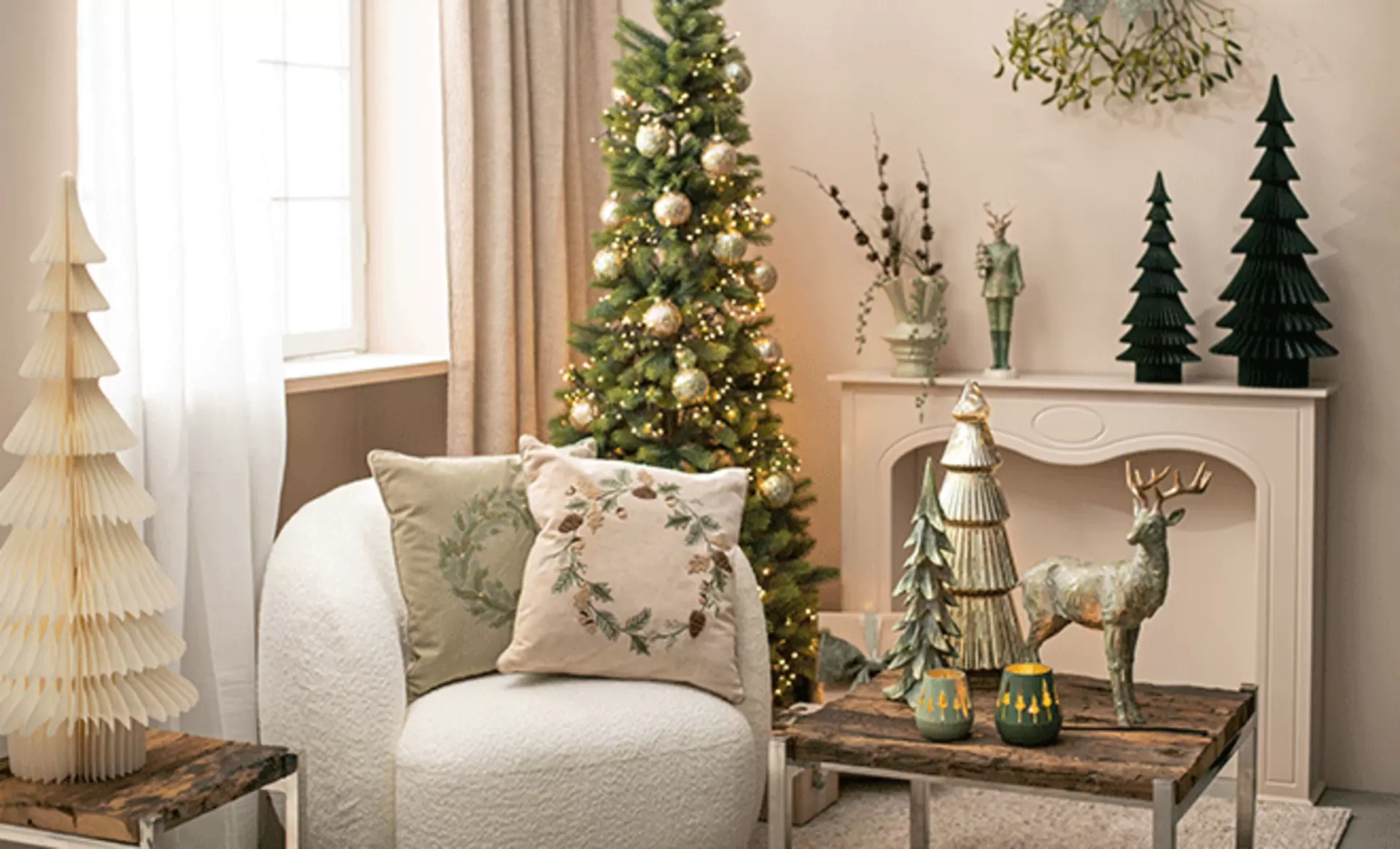 Hell eingerichtetes Wohnzimmer im Skandi-Design mit schlichter Weihnachtsdekoration und Naturtönen