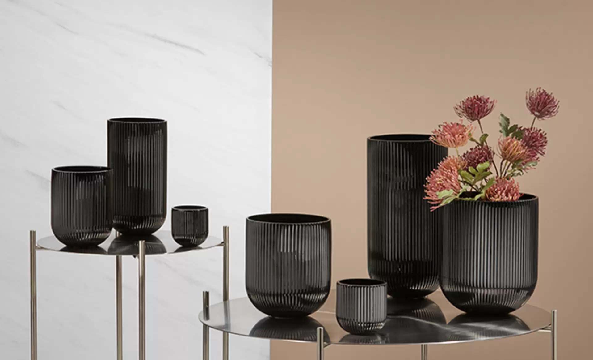 Die Windlichter Relax von Kaheku in schwarz auf einem Tisch dekoriert