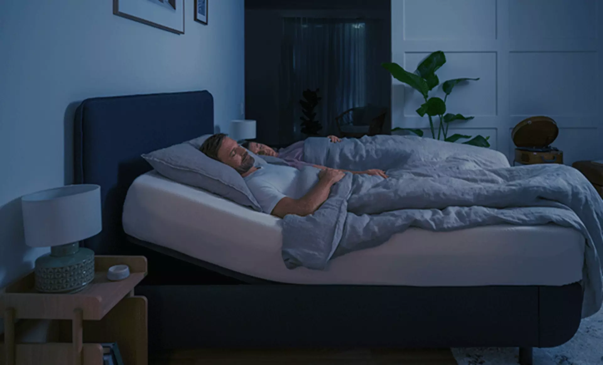 Mann in einem Bett mit verstellbarer Matratze von Tempur am schlafen