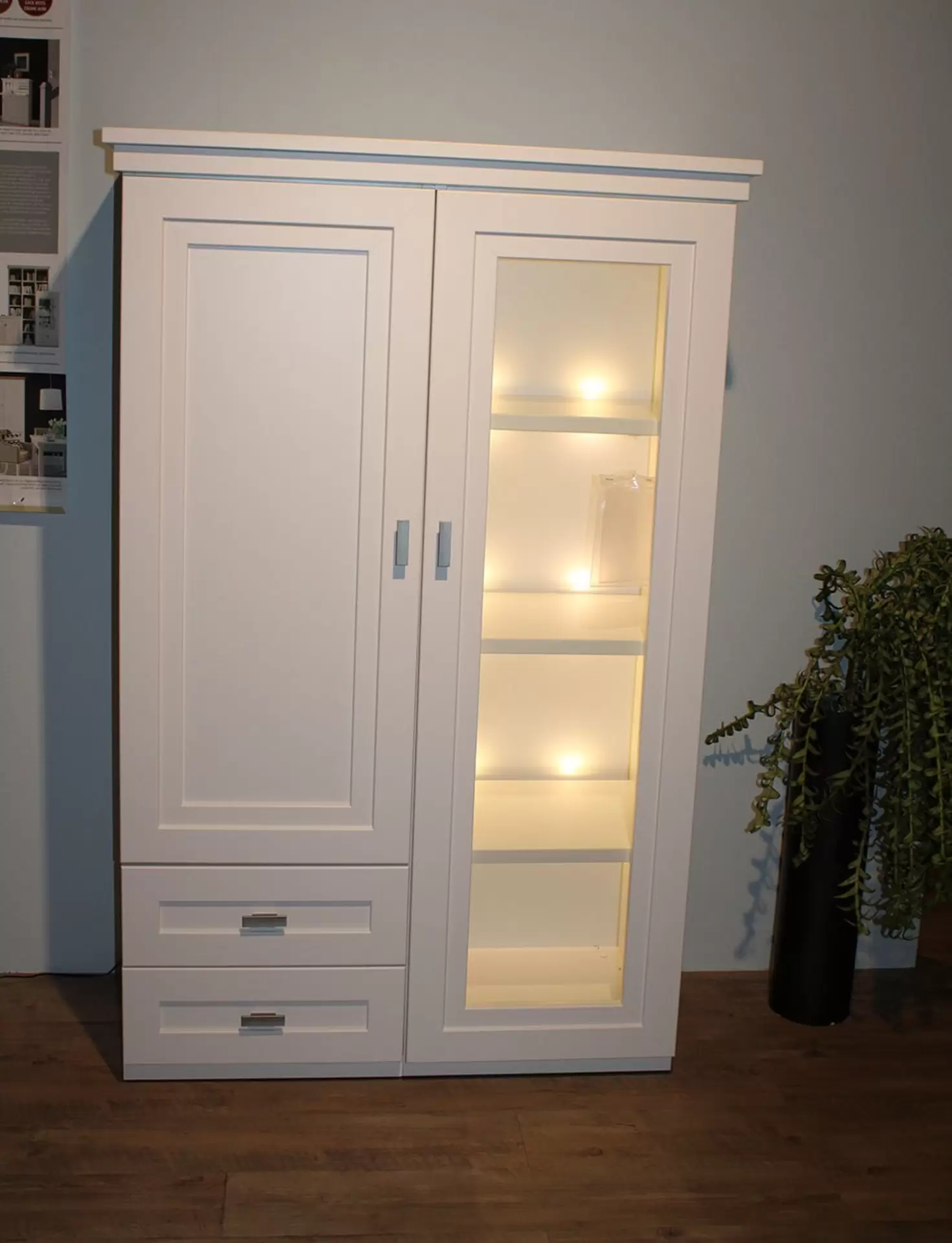 Weißer Schrank mit Innenbeleuchtung