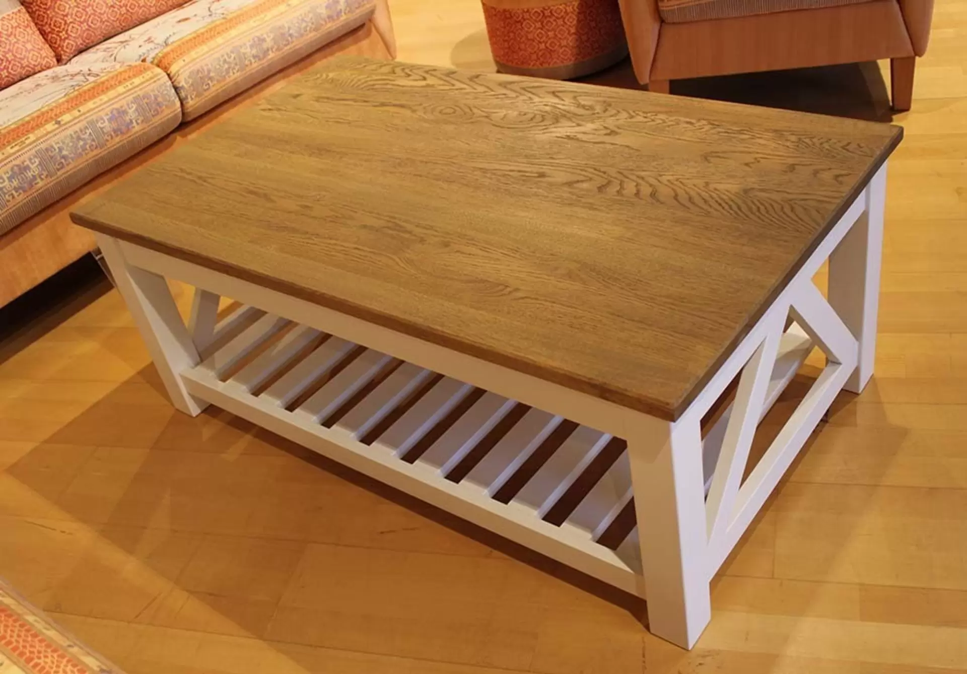 Couchtisch aus Holz mit weißem gestell