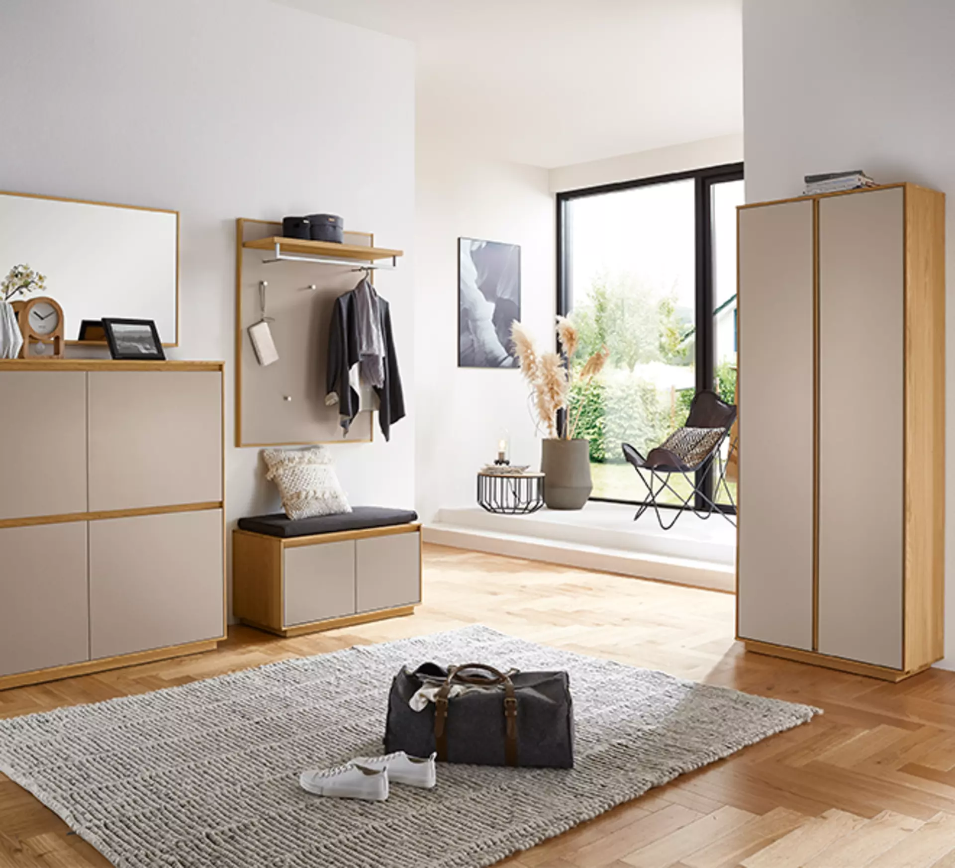 Garderobe in Beige die mit Holz ausgekleidet ist und aus einer Kommode sowie Schrank und einem Garderoben paneel besteht 