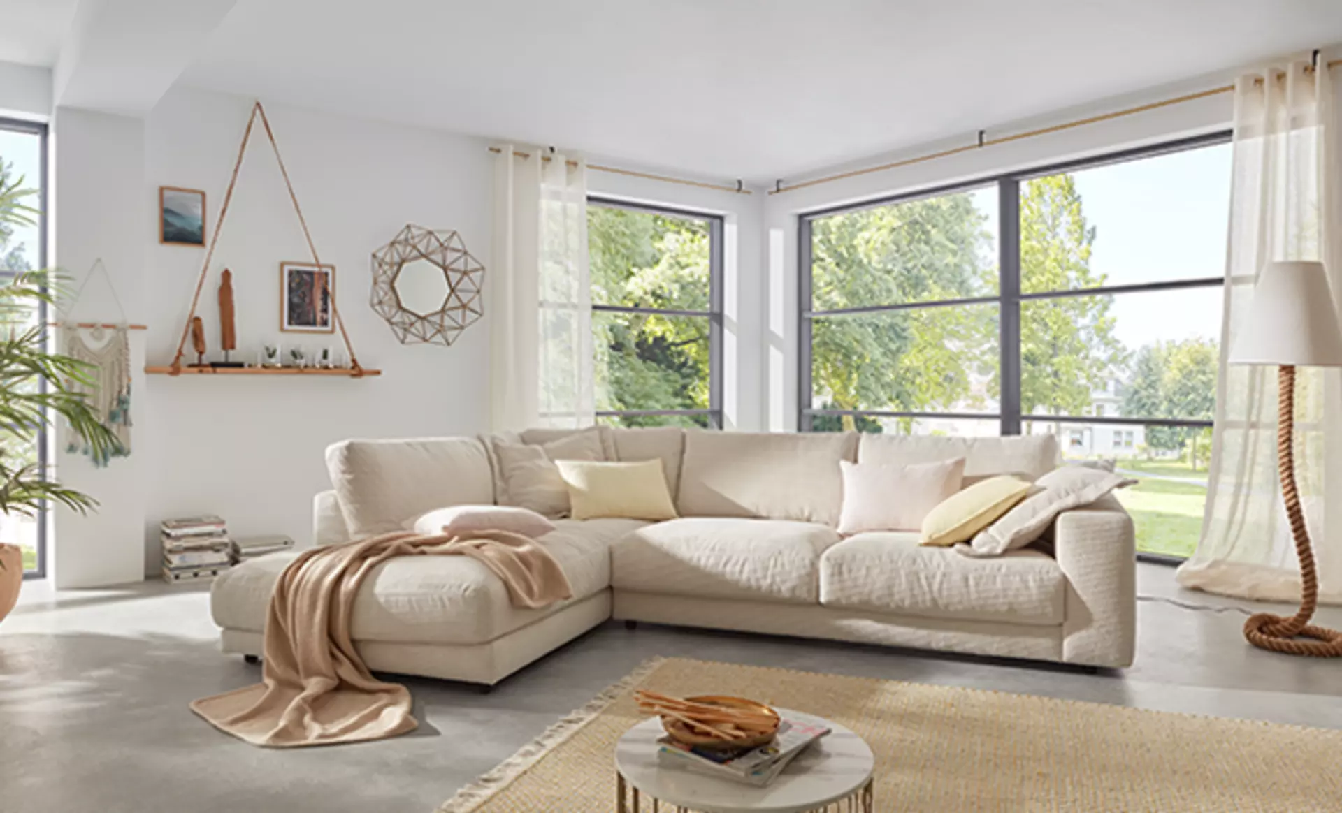 Polstergarnitur in beige mit kissen und decken