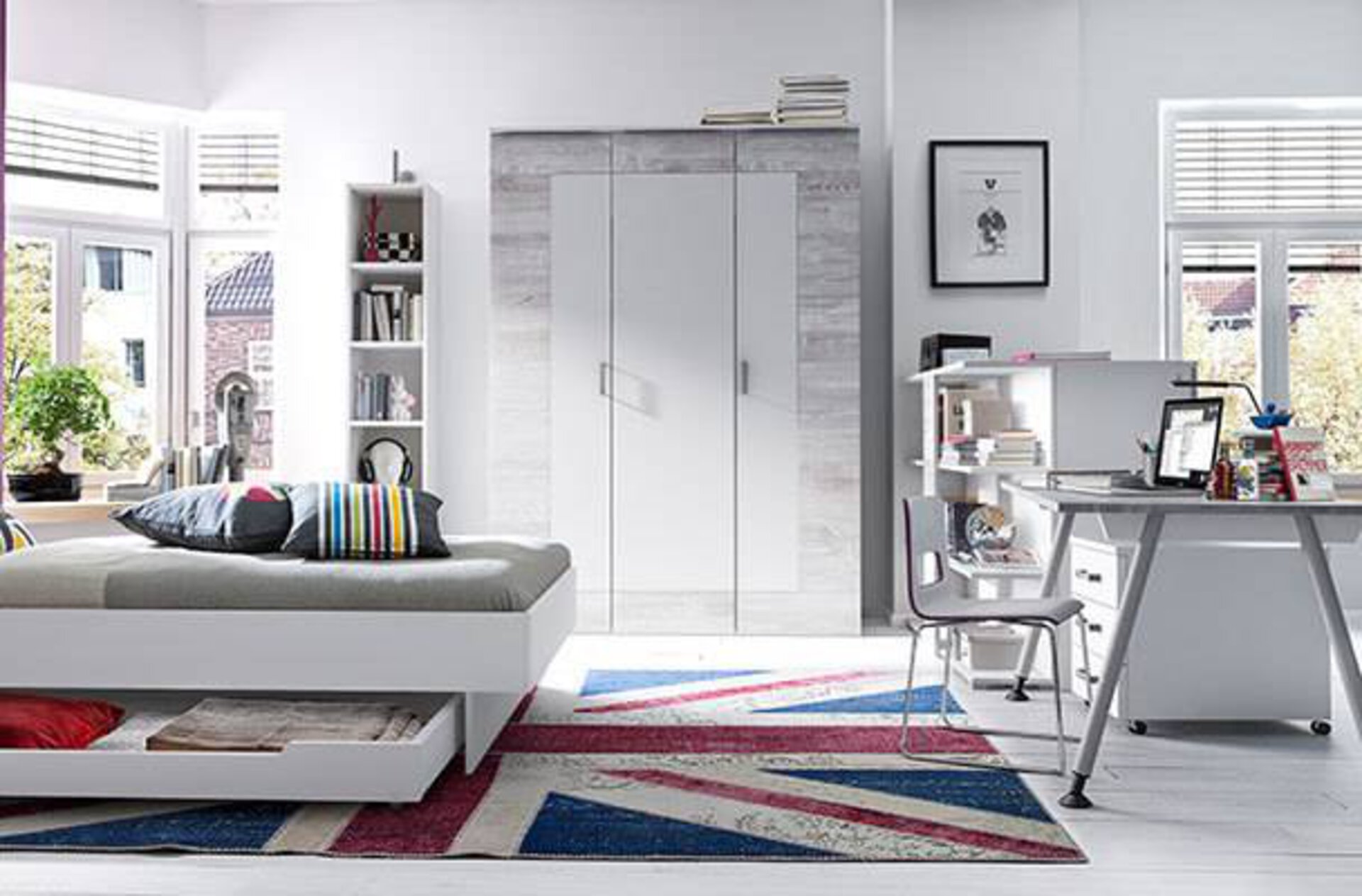 Milieubild zu Kinderzimmer zeigt hell eingerichtetes Jugendzimmer mit Teppich im Union-Flag-Design