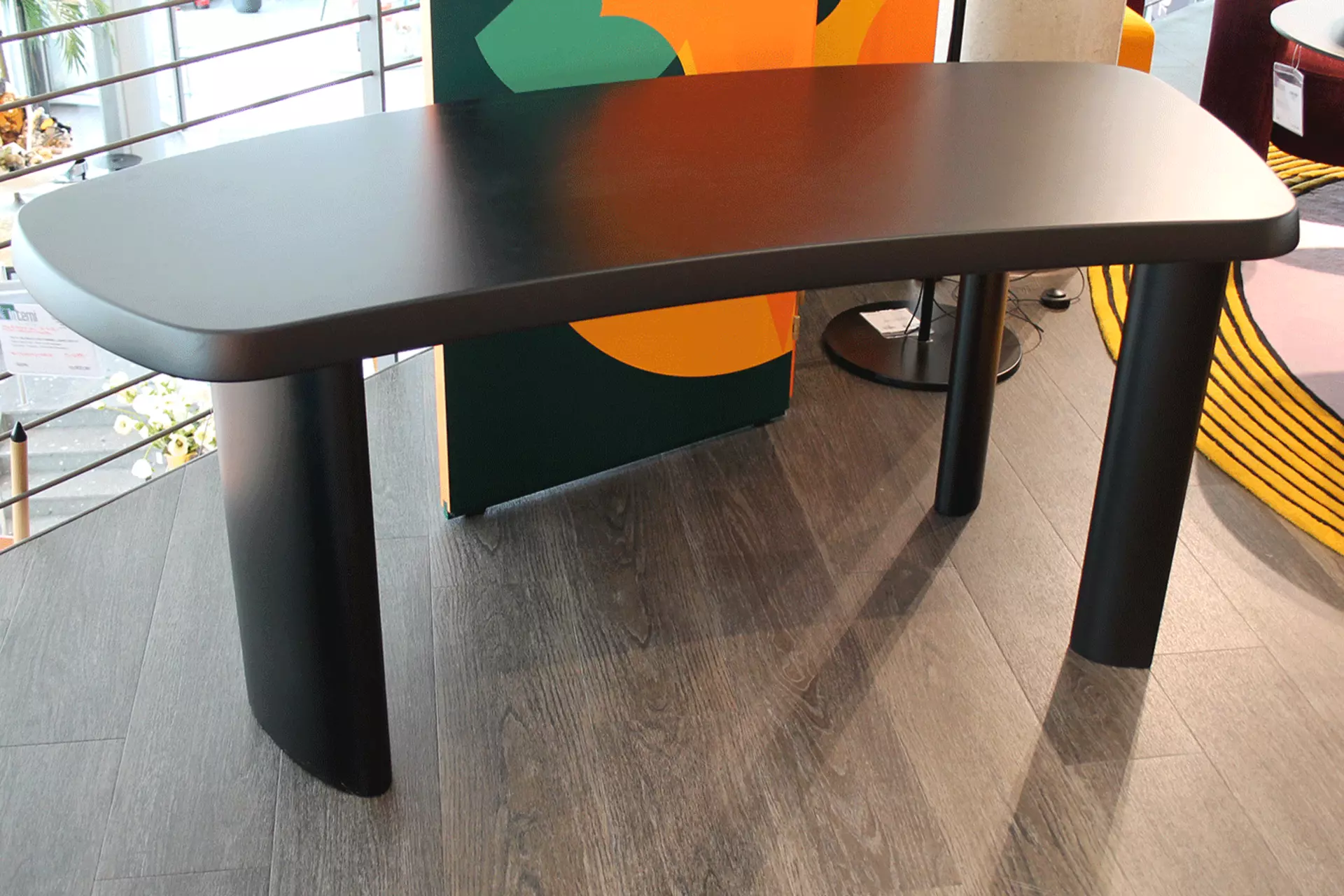 Petit Bureau En Forme Libre mit Auflage aus Leder