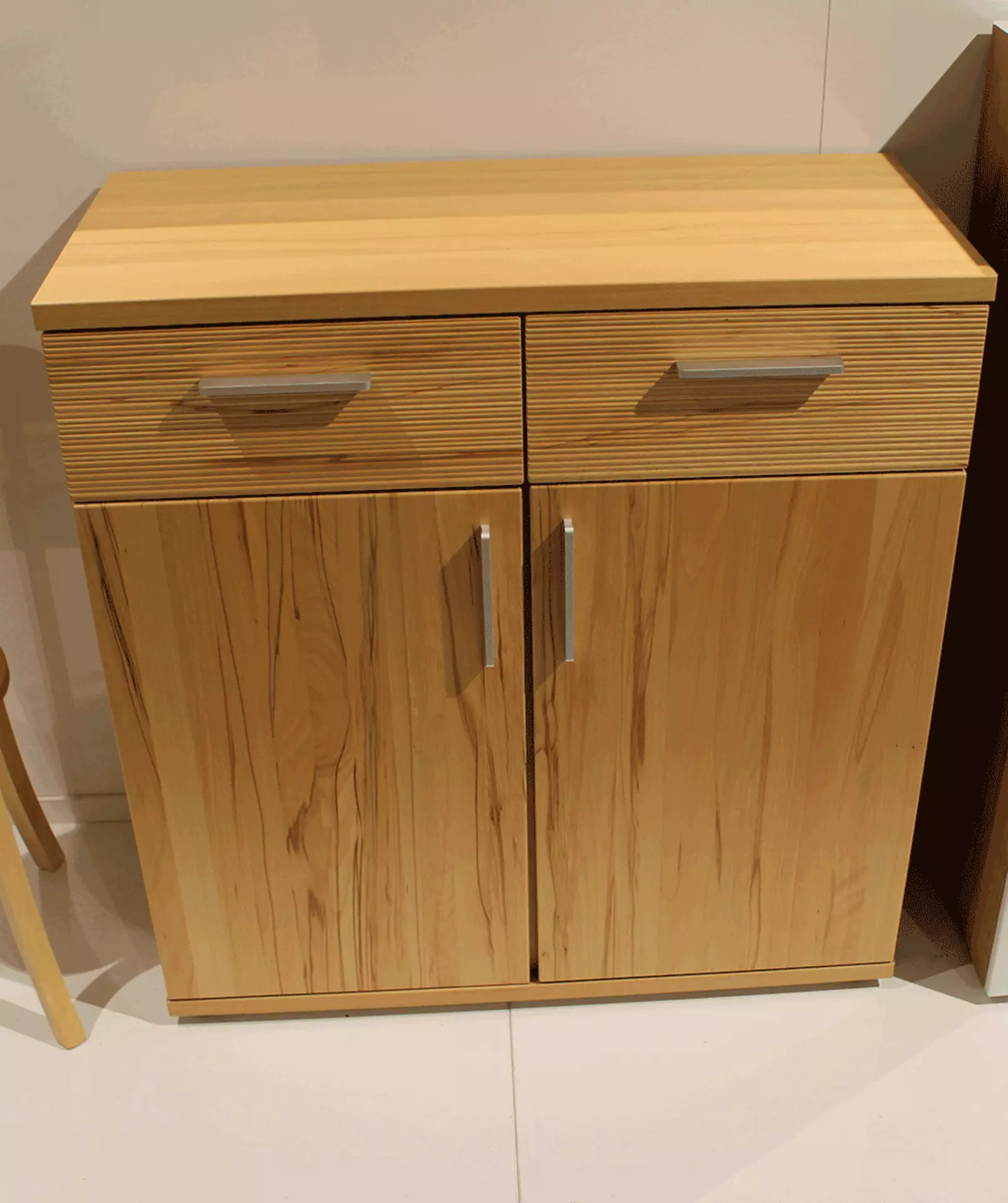 Holzkommode mit geschlossenen Türen