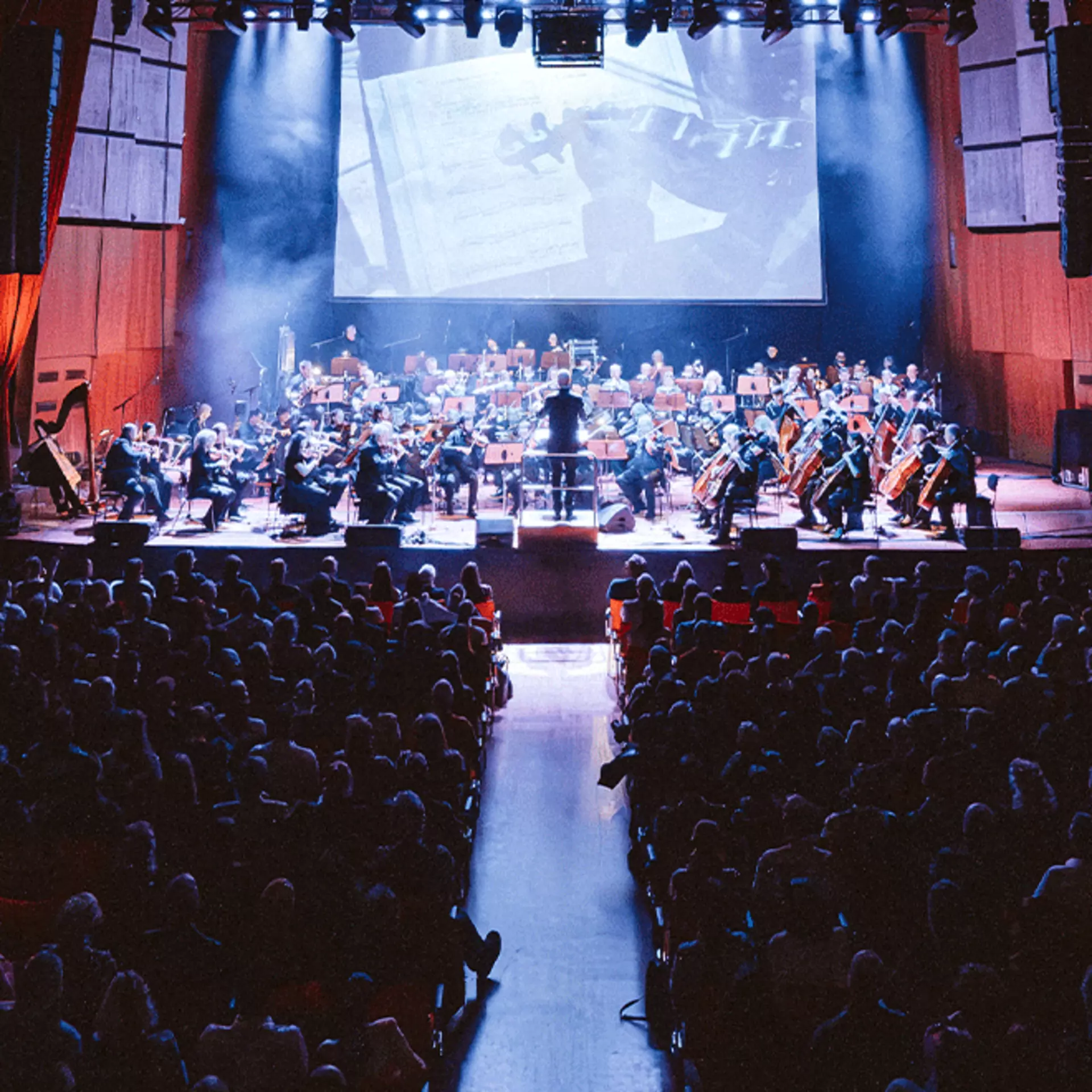 Blick auf die Bühne und das Orchester