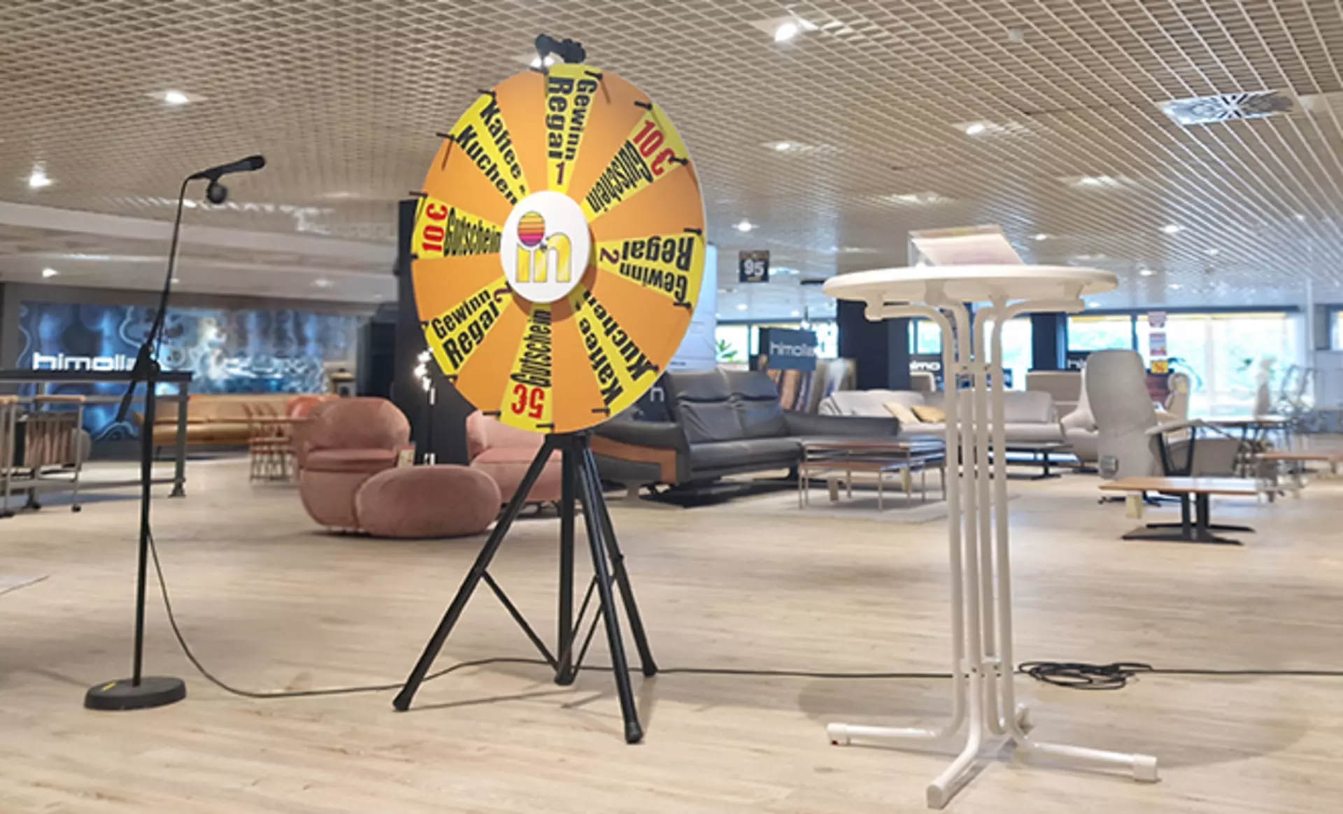imi Ersten OG unseres Einrichtungshauses finden Sie das Aktions-Glücksrad bei dem jede Drehung ein echter Gewinn ist.