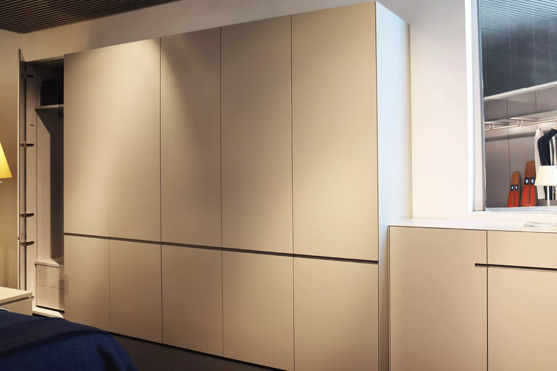 Der interlübke Drehtürenschrank Coollect Plus in Muschelweiß lackiert zu sehen bei interni by inhofer in Senden