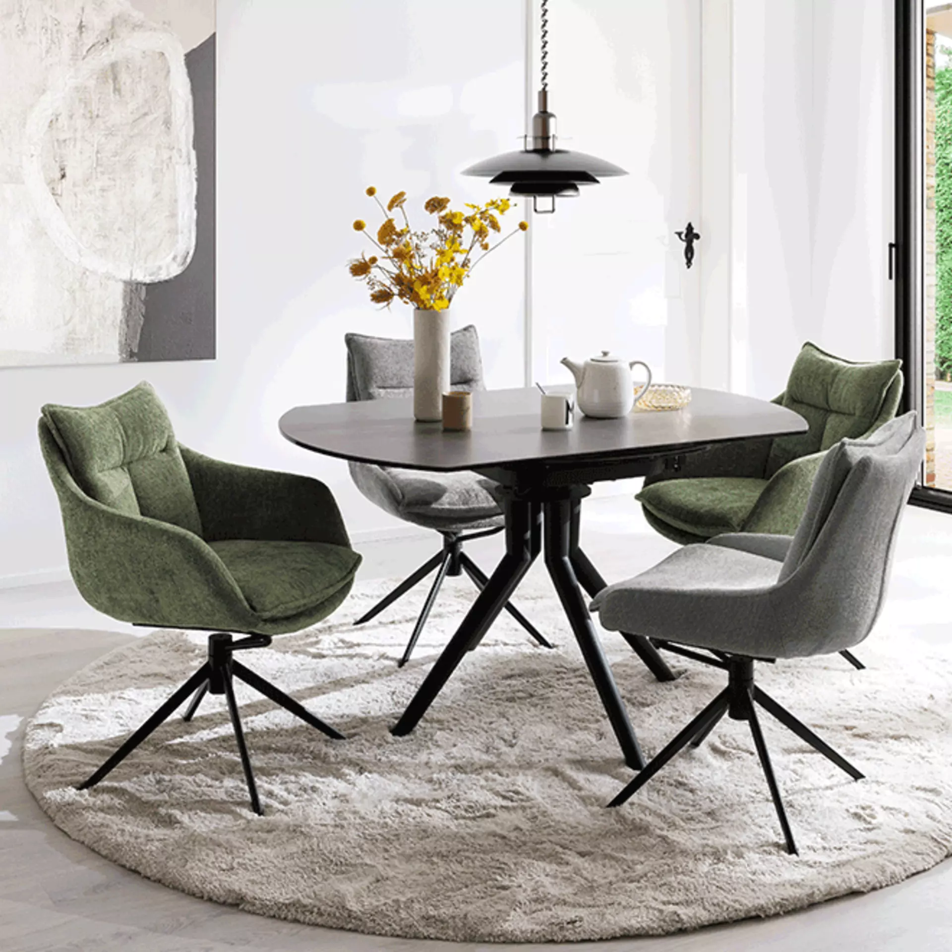 Runder Esstisch und Polsterstühle für ausdrucksstarke Atmosphäre