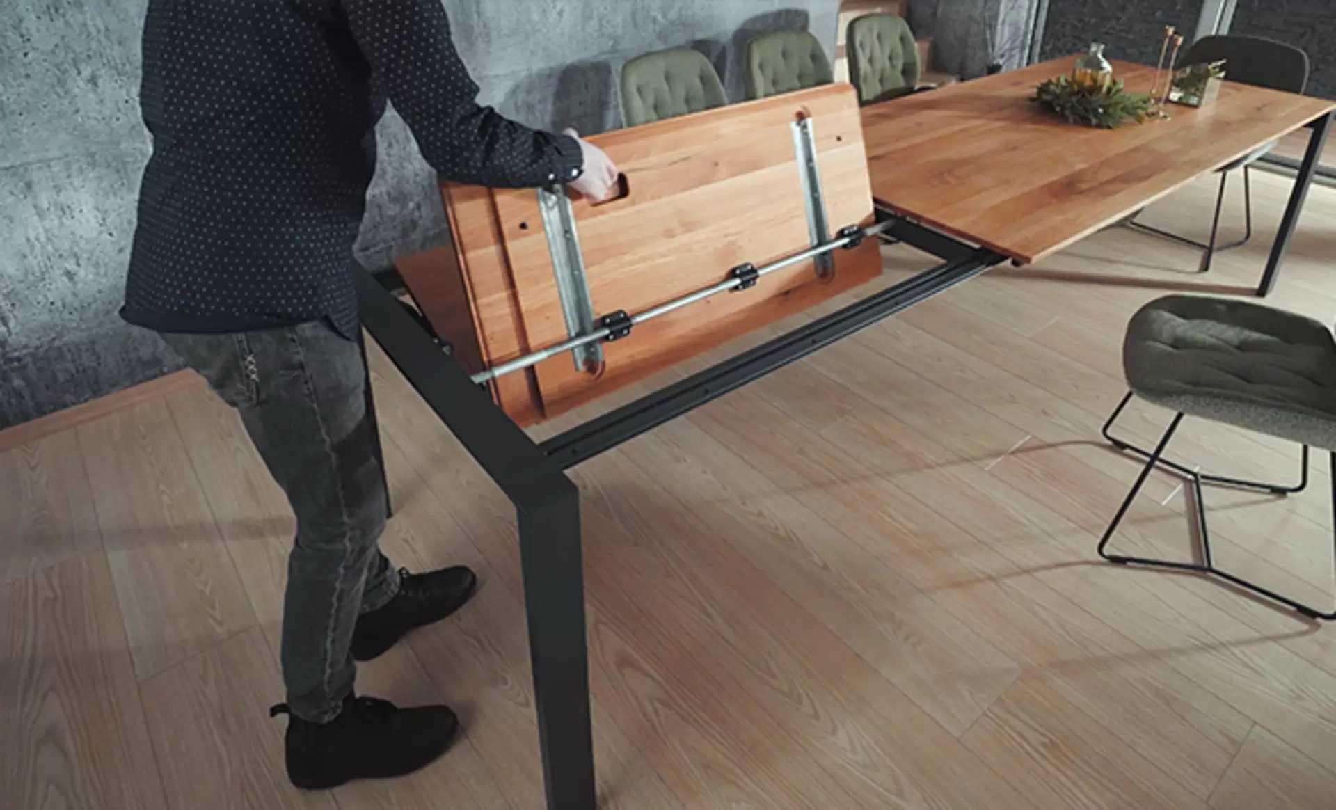 Ein zusammenklappbarer Esstisch aus Holz mit Metallgestell von der Marke Wimmer