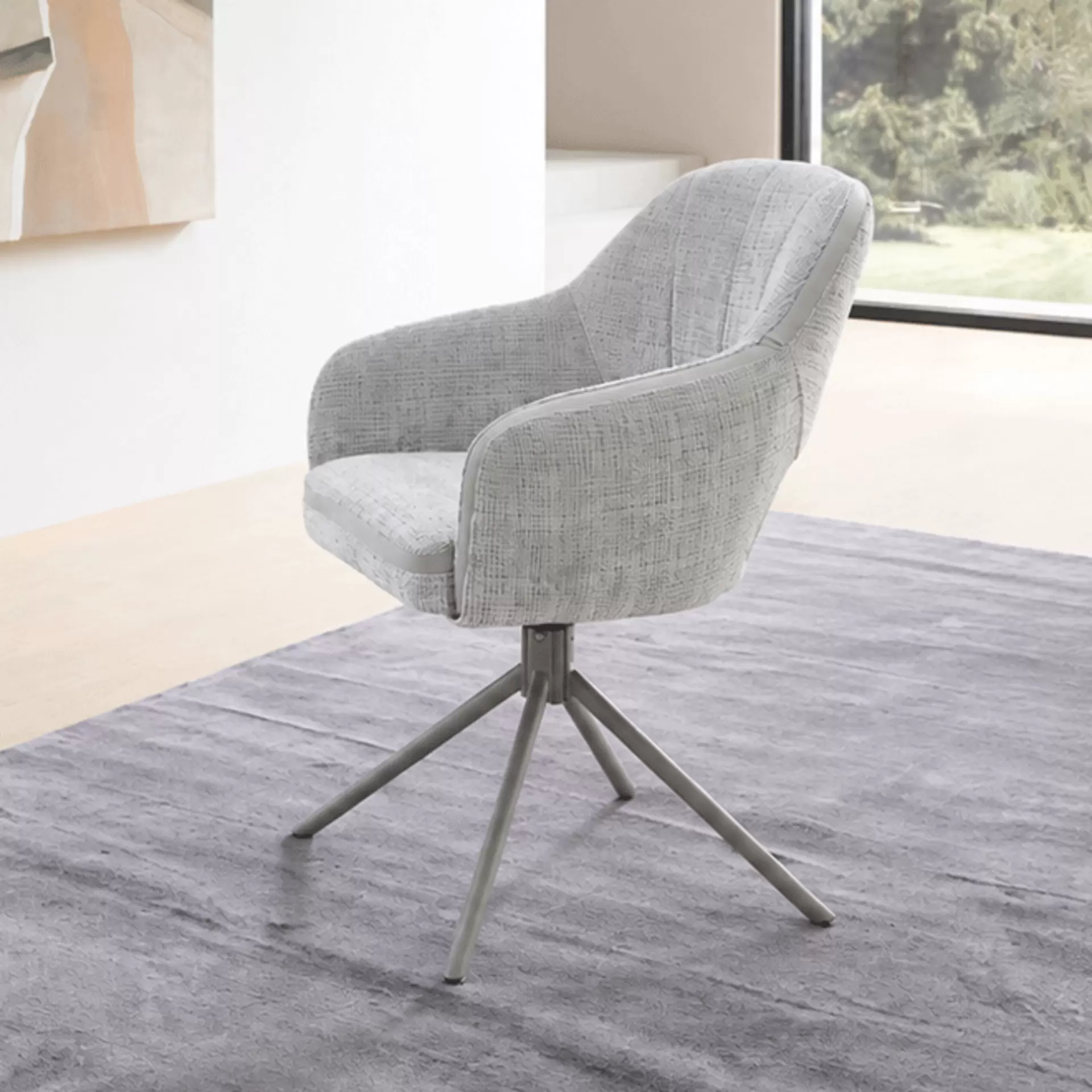 Bequemer grauer Polsterstuhl mit filigranem Metallgestell als eleganter Sitzplatz für den Schminktisch im Schlafzimmer