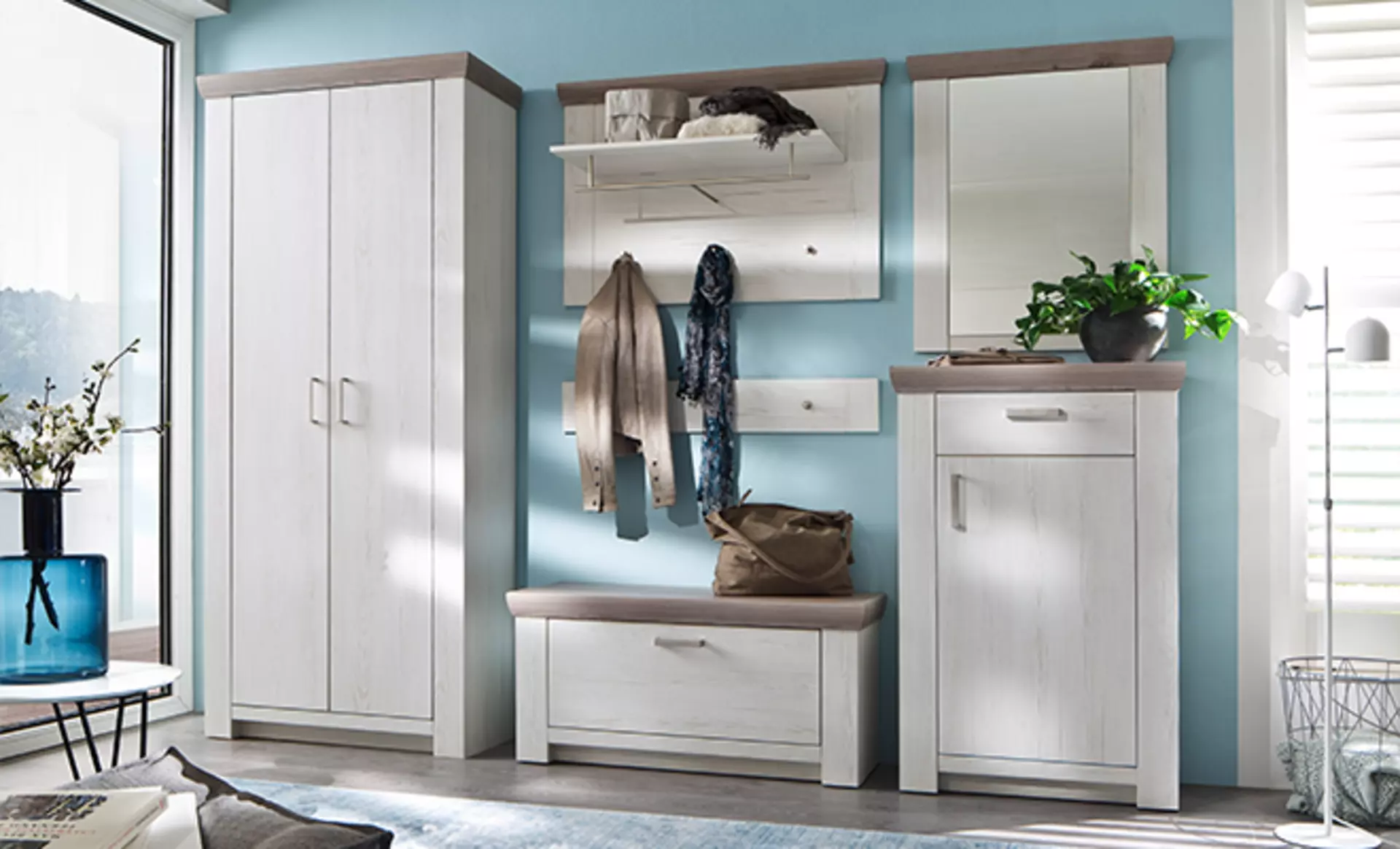 Schlichte skandinavische Landhausgarderobe mit hellbraunen Holzakzenten