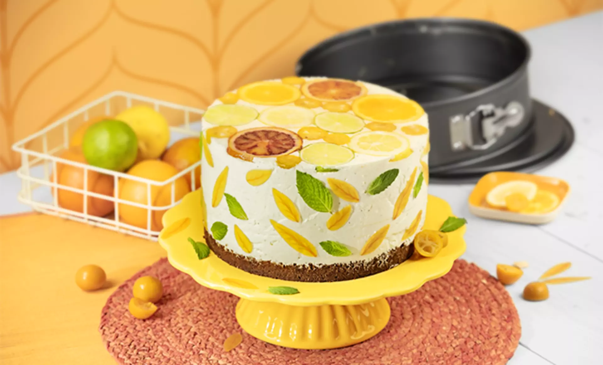 Eine Zitronen-Minz Torte steht vor einer Kaiser Classic Gourmet Backform