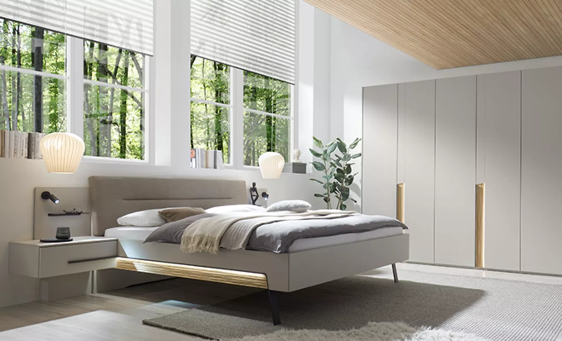 Modernes Schlafzimmer mit schwebendem Polsterbett, Nachttischen, großem Kleiderschrank, Teppich und warmen Holzakzenten für eine gemütliche Wohnatmosphäre.