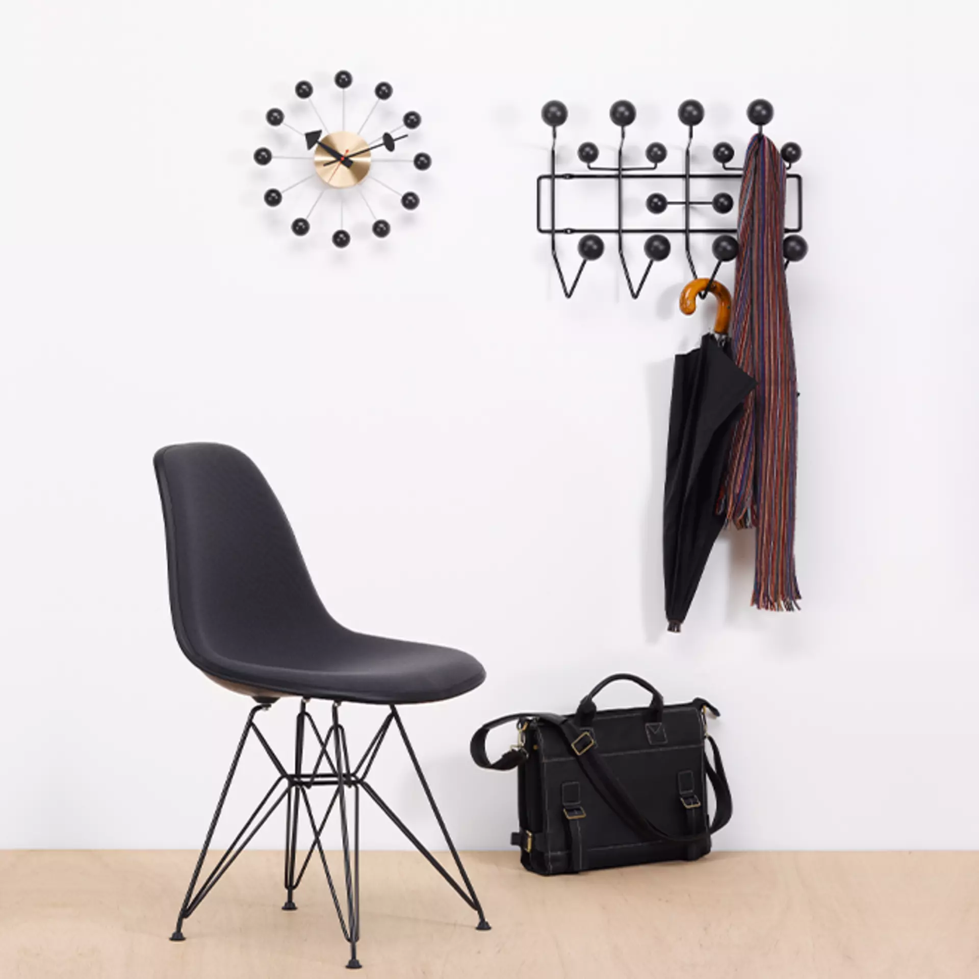 Ikonische Vitra Accessoires - die Wall Clock Ball Clock und die Garderobe Hang it all