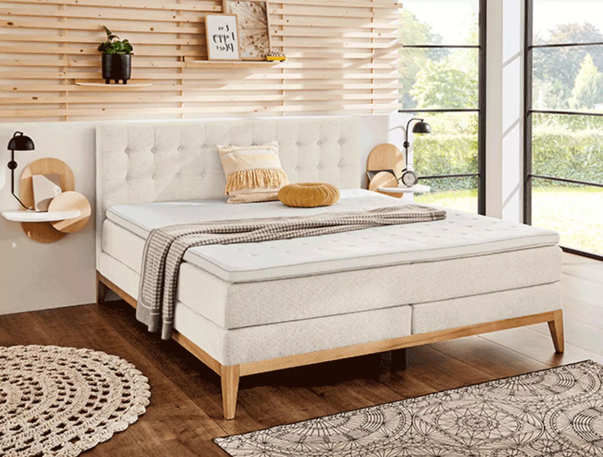 Boxspringbett mit gepolstertem Rückenteil in Beige