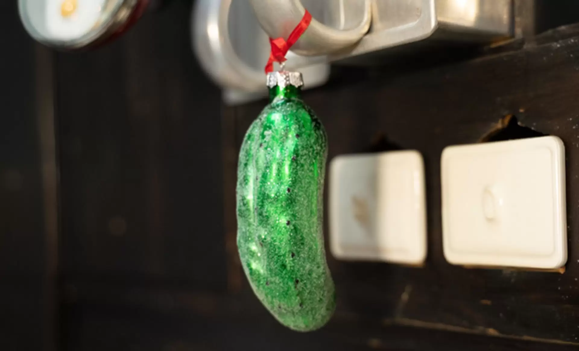eine grüne Gewürzgurke-Christbaum-Kugel von der Marke Werner Voß