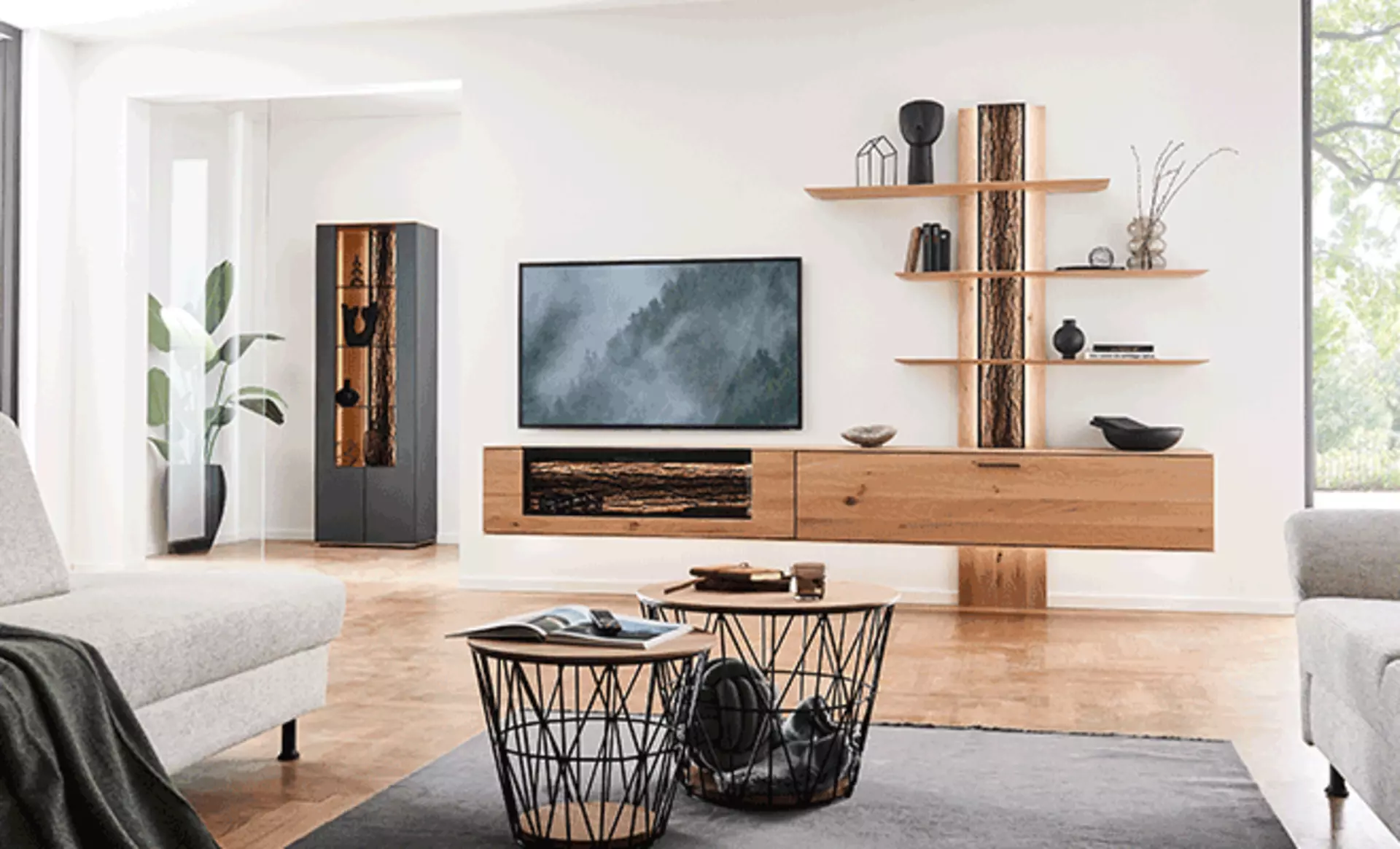 Schwarzer runder Couchtisch mit integriertem Fach in Wohnzimmer mit Holz-Akzenten